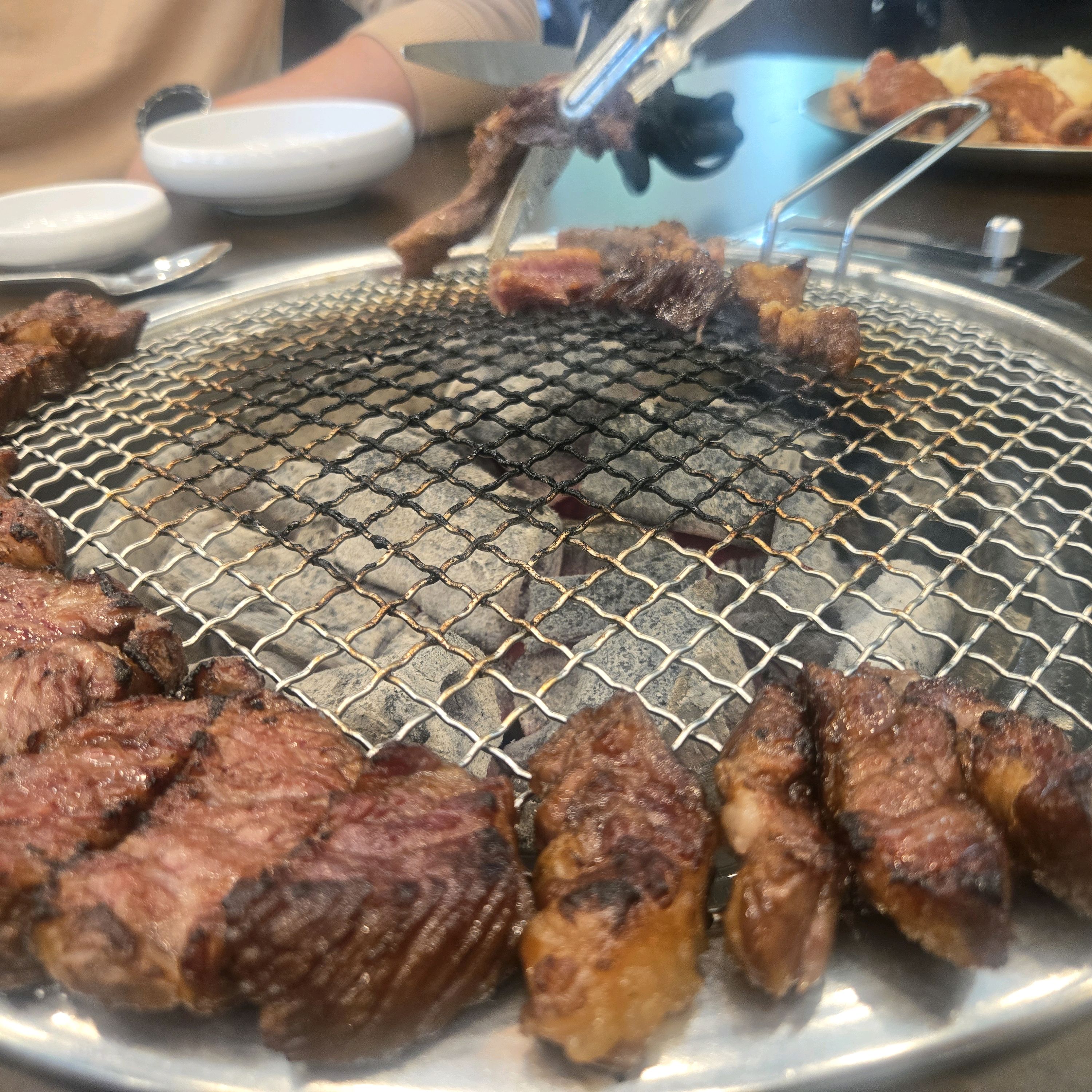 고기도 구워주셔서 맛있게 먹었어요 - 대구 맛집 본가숯불돼지갈비 수성못점