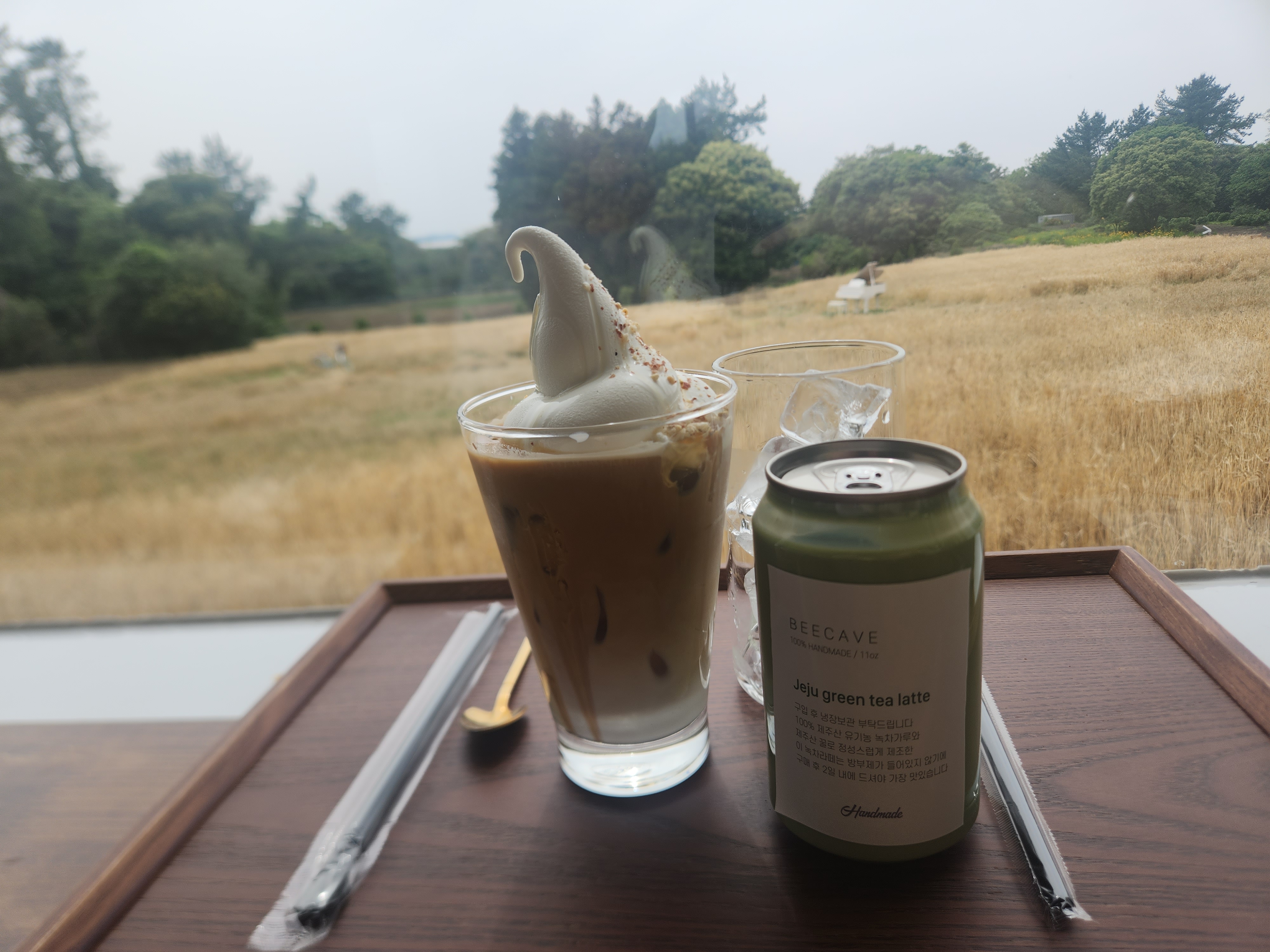 분위기가 좋아요 창문 바라보면서 분위기를 즐길수 있어요~ 아이스크림 부드럽고 맛있어요!! - 제주 맛집 비케이브