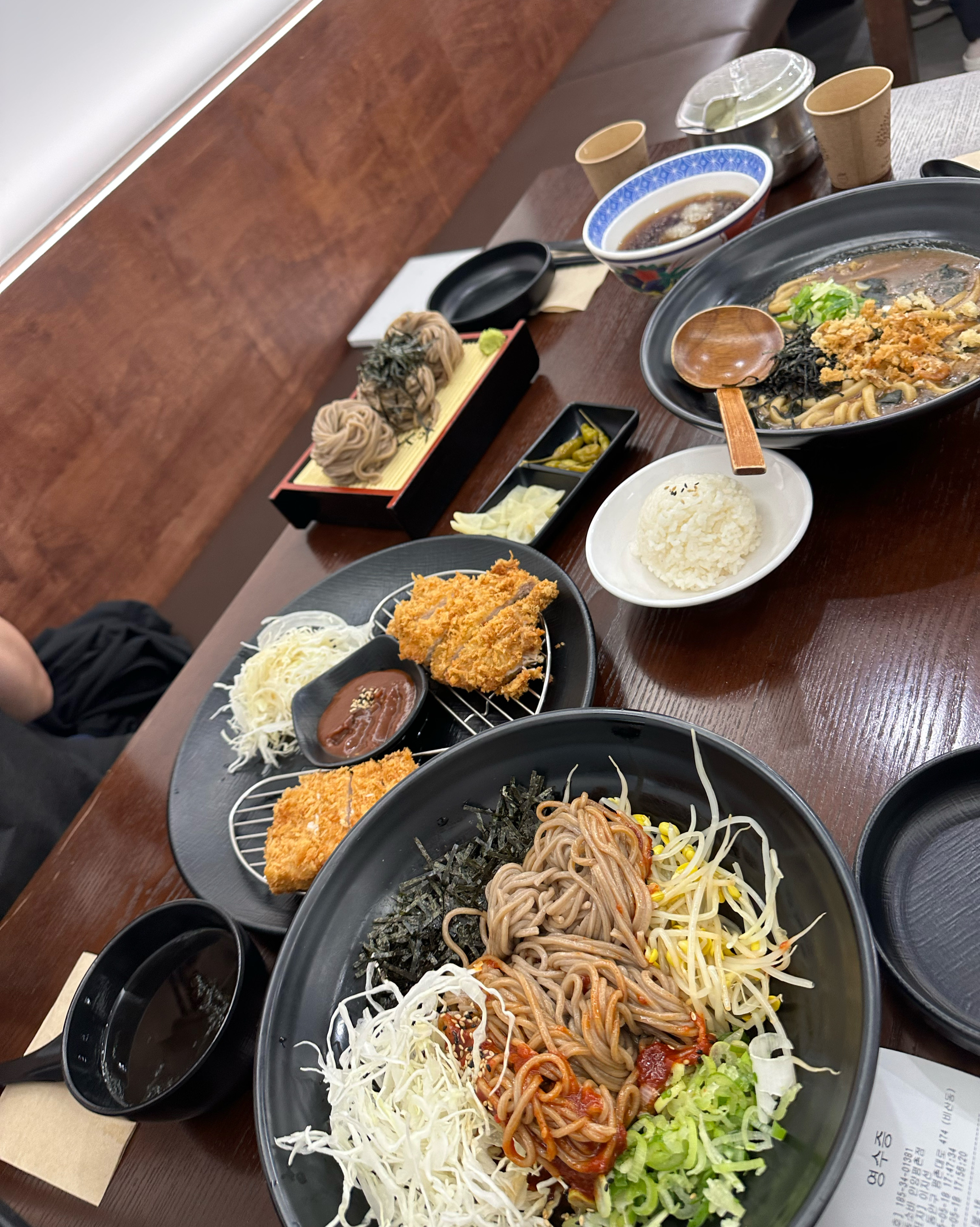 테이블 간격이 넓어서 쾌적하고 음식 종류도 다양해서 원하는 음식을 고를 수 있어 좋았습니다