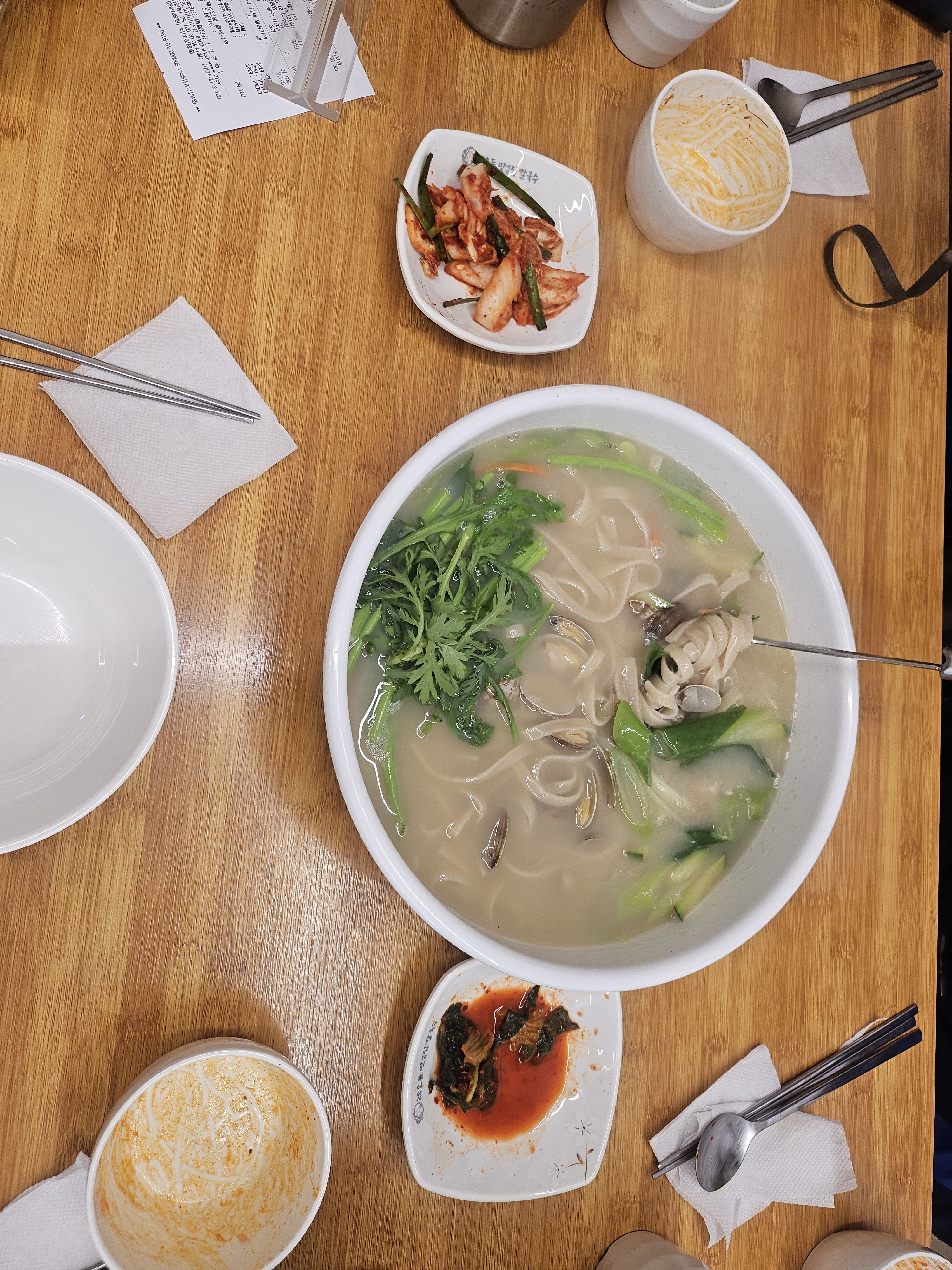 칼국수 쌀면으로 먹었는데 구수하고 감칠맛이 좀고 맛있었어요. 칼국수 먹기전 보리법도 열무김