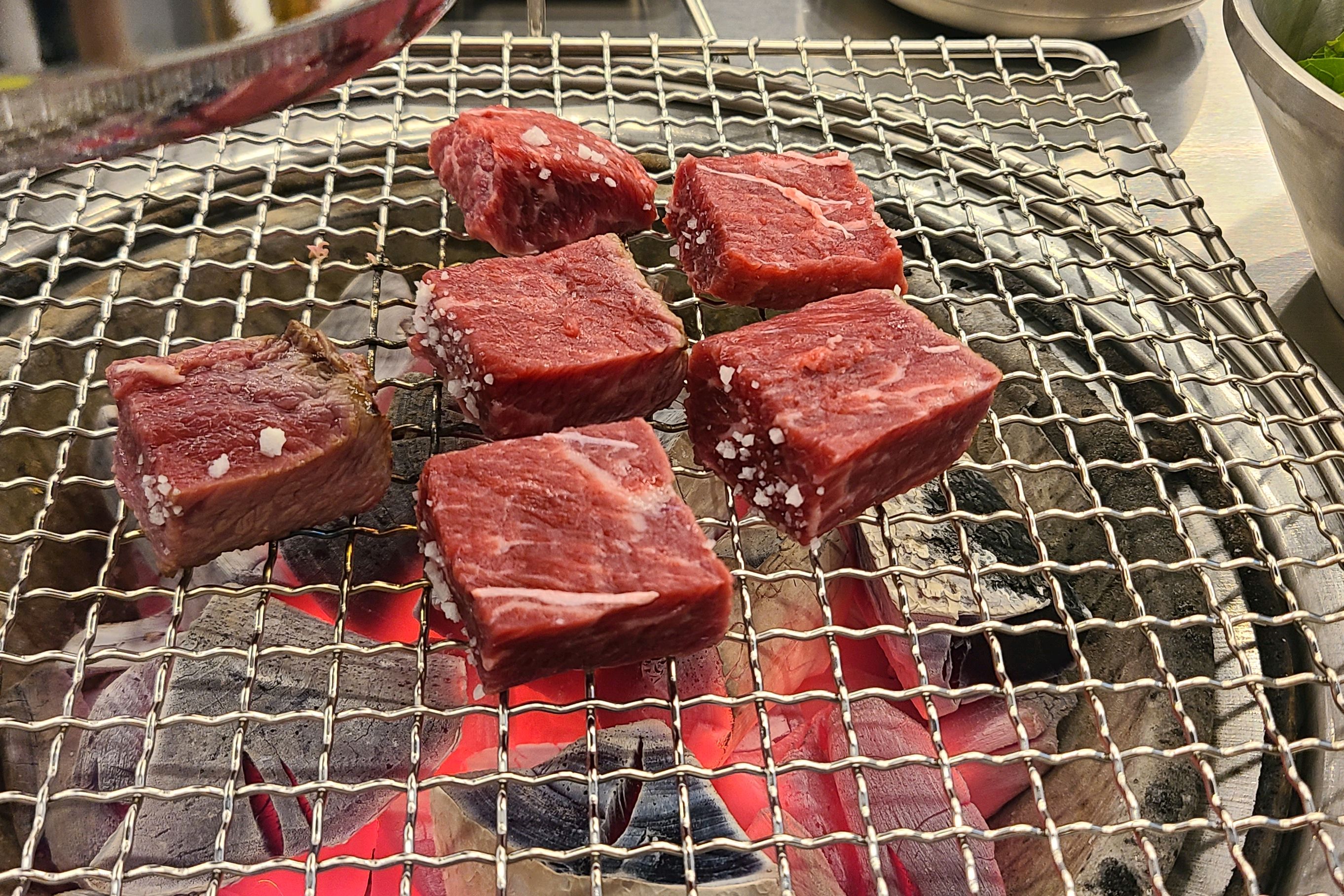 맛있고 고기가 질이 좋습니다. 직원분들도 친절하시고 다음에 재방문의사 있어요! - 대전 맛집 우대포 대전봉명점