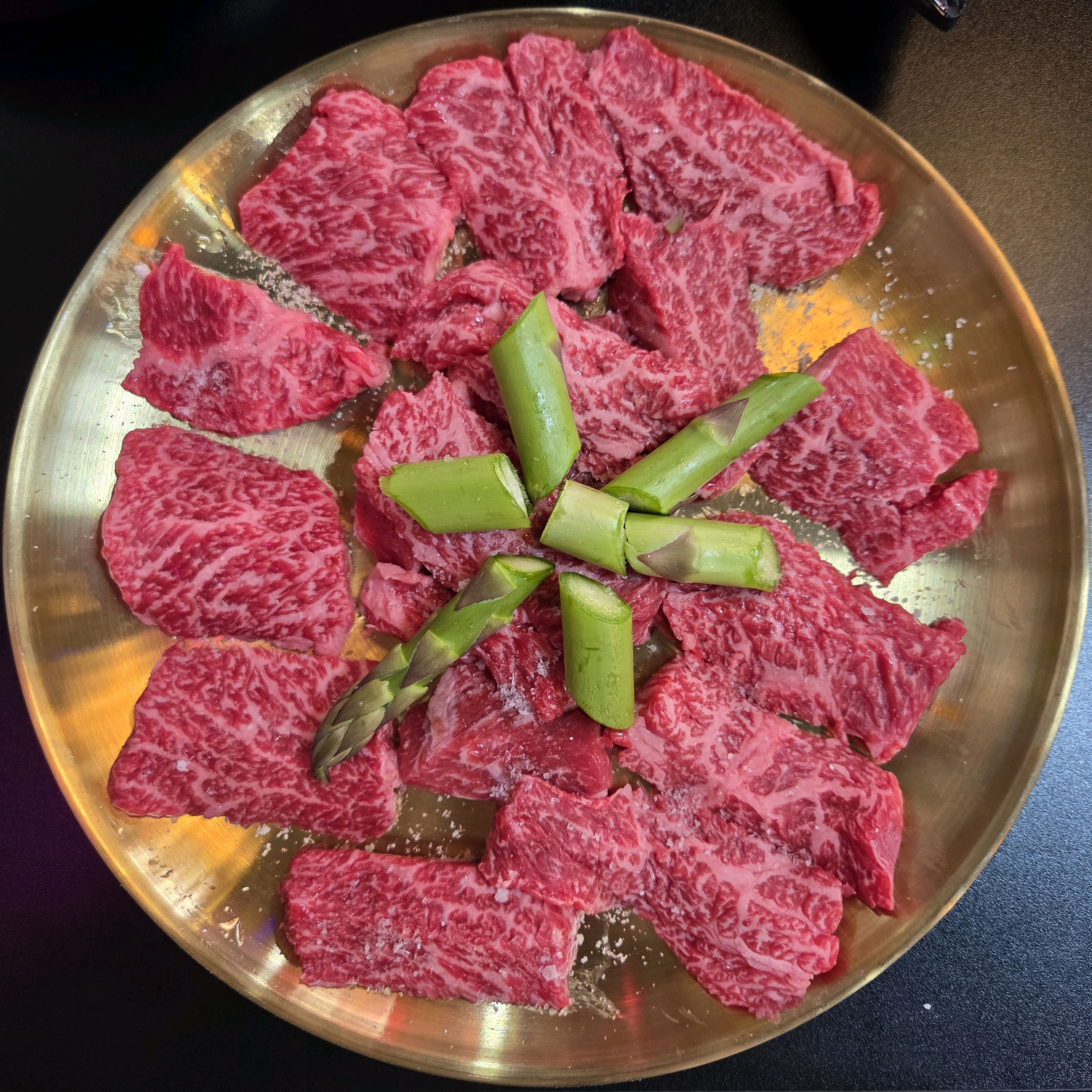 한우 살치살 원뿔 먹었어요. 마블링 장난 아닌 살치살을 주물팬에 조금씩 구워 소금찍어 먹으