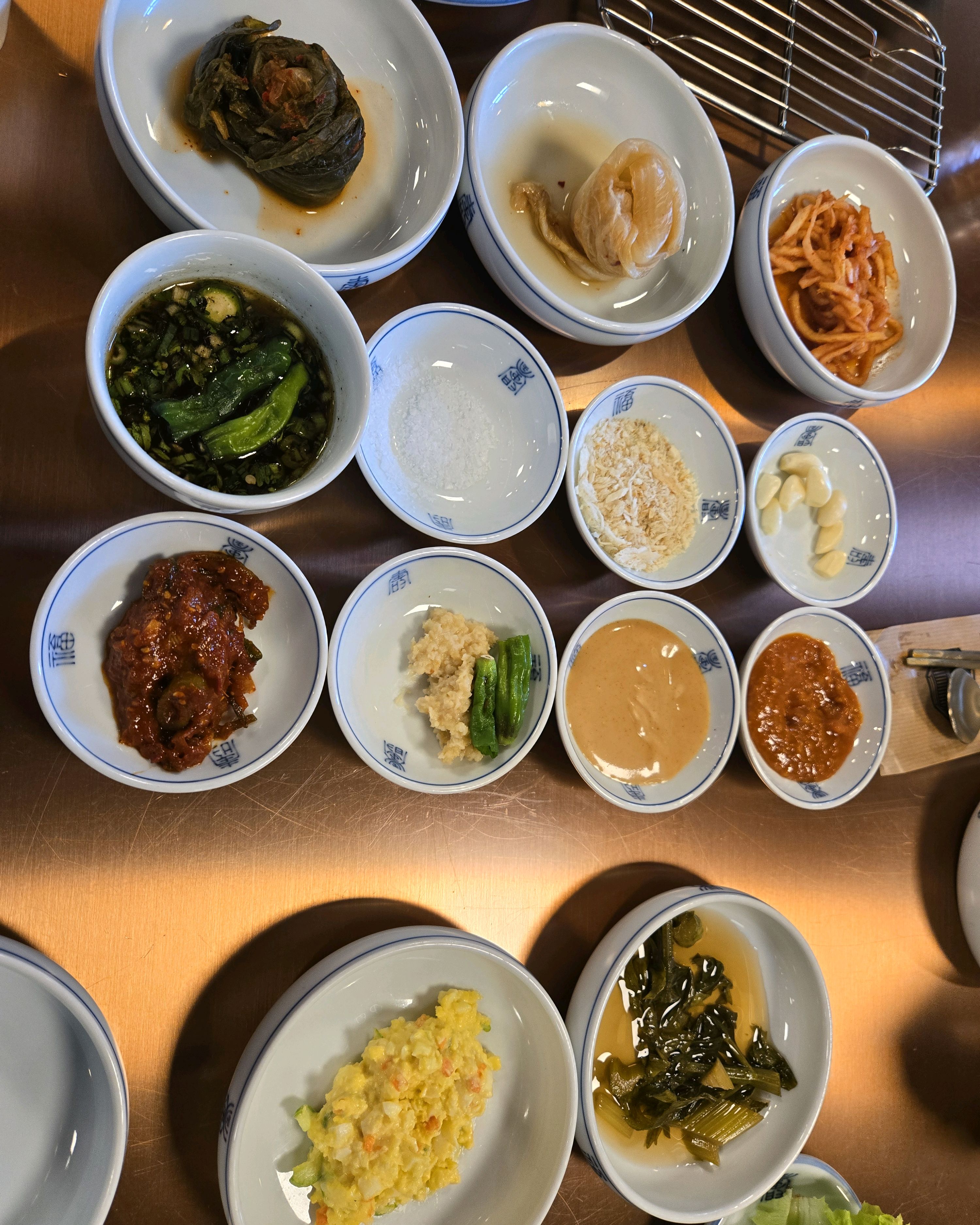 매장이 넓고 깨끗해요. 전체적으로 깔끔하고 소스 종류도 다양하게 즐길 수 있어요. - 인천 맛집 숙성부심 인천논현점