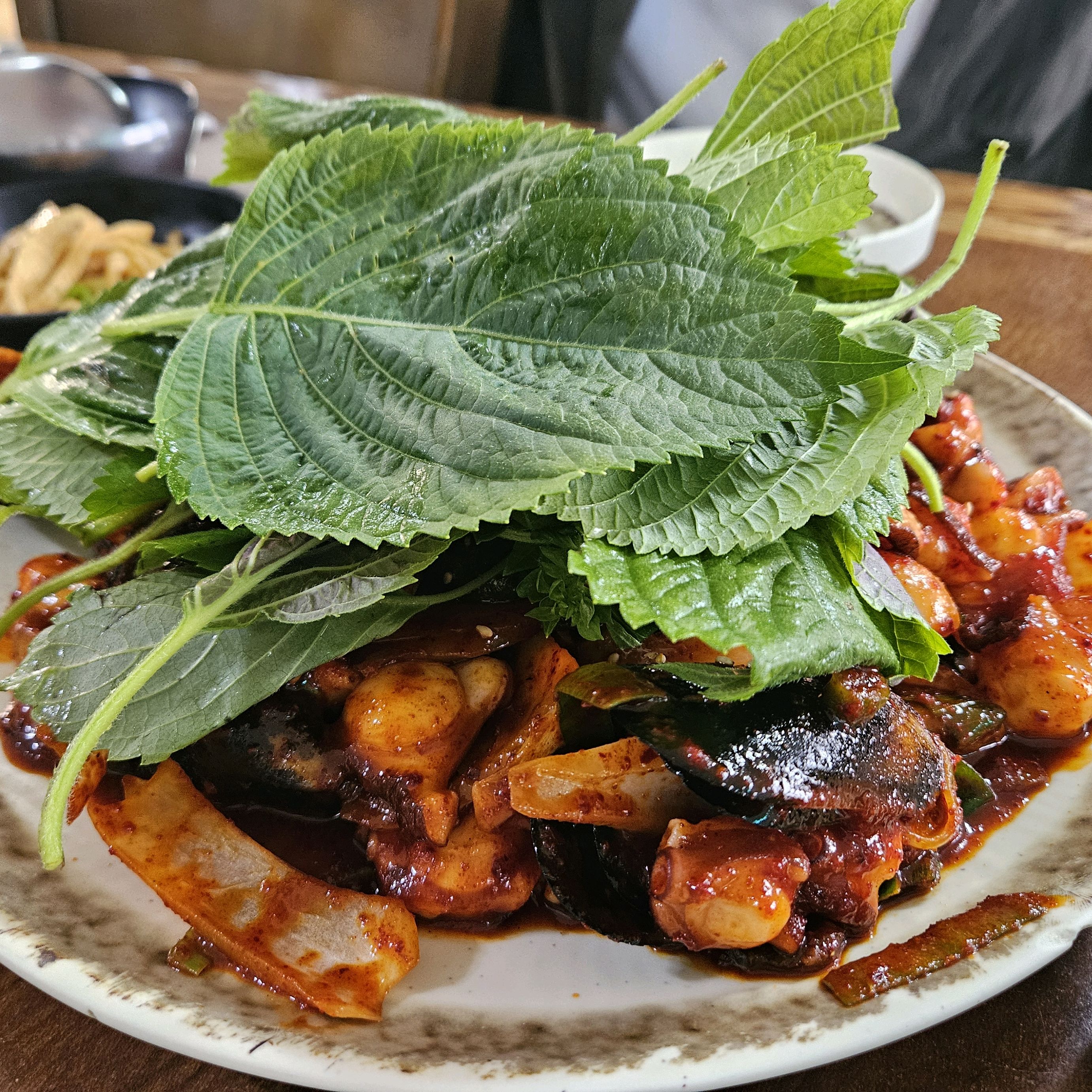 문어가 살짝 질긴 느낌이 있었지만 양념이 정말 맛있어서 아주 맛있게 먹었습니다! - 제주 맛집 소금바치 순이네