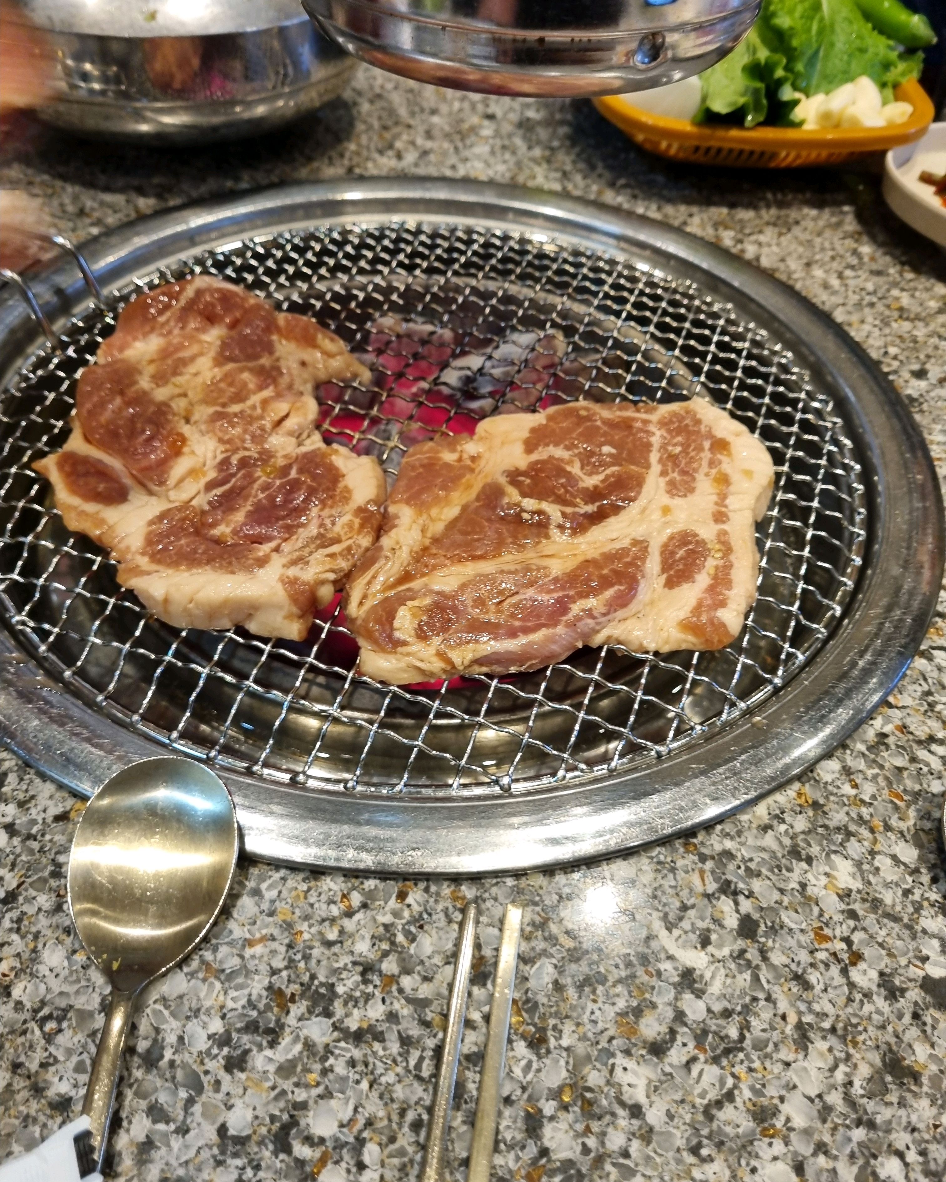 부모님 모시고 왔는데 반찬도 정갈하고 맛있어요. 직접 구워주셔서 더 맛있게 먹었어요 - 대구 맛집 갈비만 대구본점