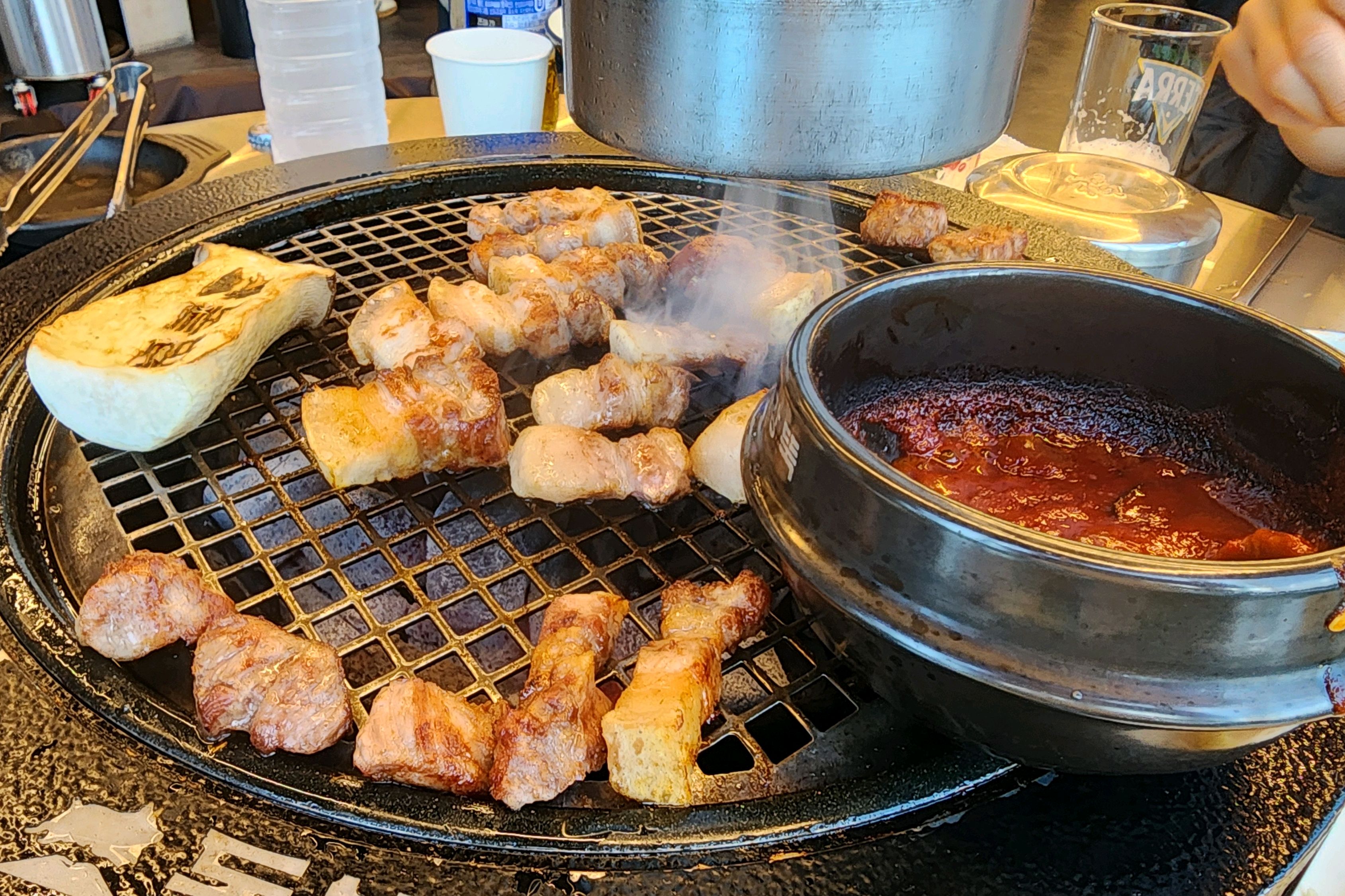 바다뷰에 고기는 완전 맛있고, 맬젓도 환상이에요. 직원분 서비스도 너무 좋습니다! - 제주 맛집 돝밭 애월흑돼지