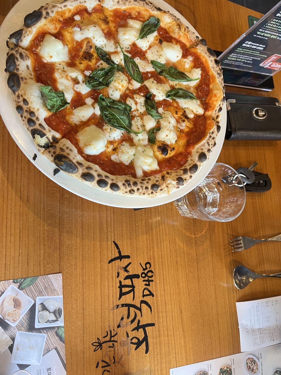 피자가 비싸기는 하지만 도우가 정말 맛있습니다. 도우가 맛있기는 처음이었음 쫄깃쫄깃하고 재