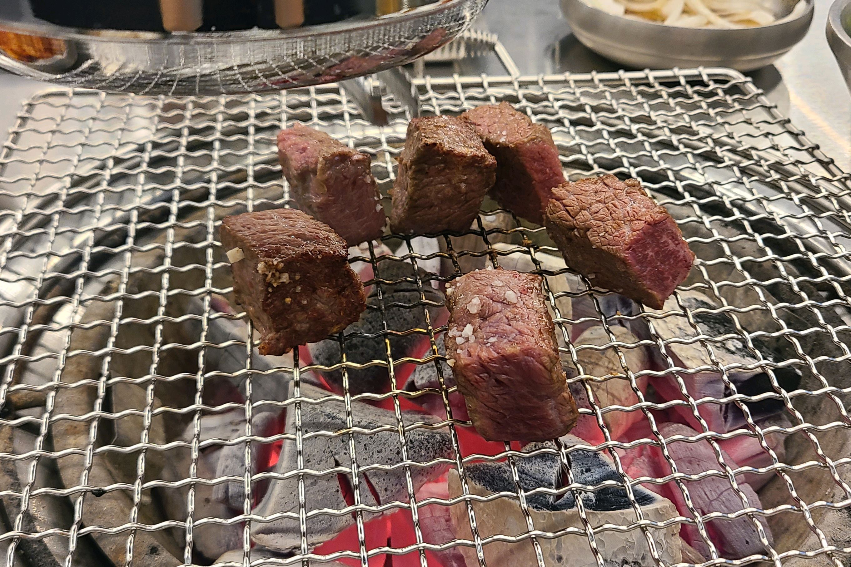 직원분들도 친절하고 너무 맛있어요. 고기 질도 너무 좋아요. 다음에 방문의사있어요 - 대전 맛집 우대포 대전봉명점