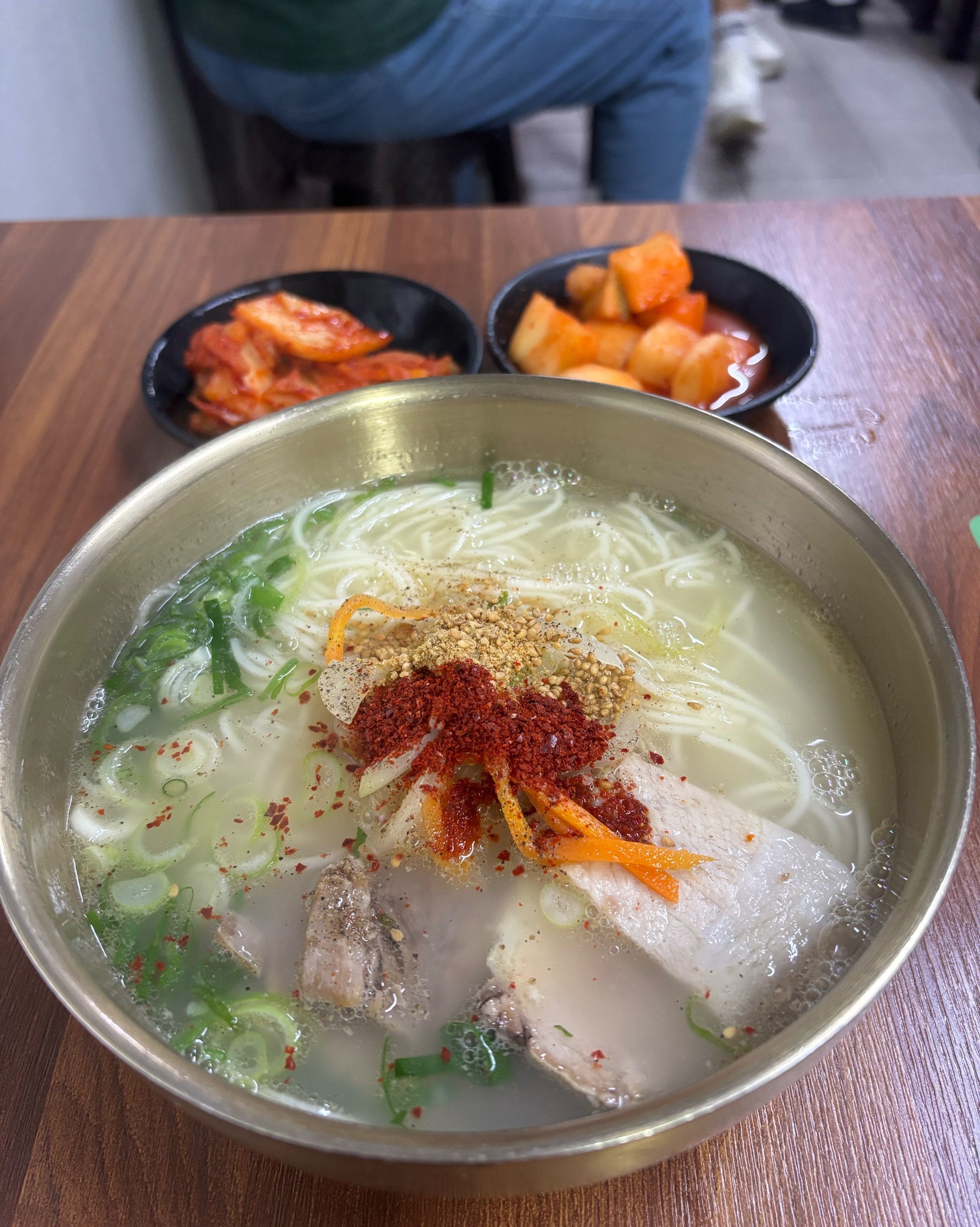 혼밥하기좋아요 추천해요!! - 제주 맛집 동문시장고기국수 금복식당