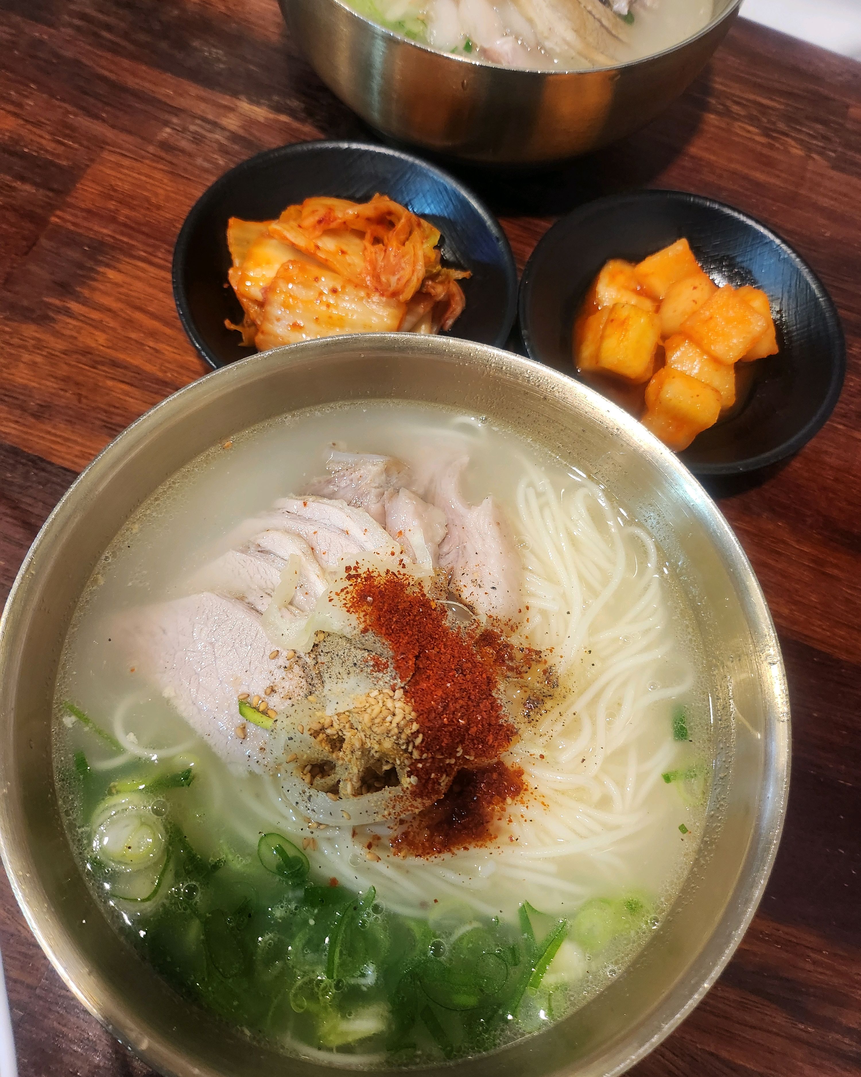 제주 20년 동안 다니면서 고기국수 먹은 중에 1위로 맛있습니다. - 제주 맛집 동문시장고기국수 금복식당