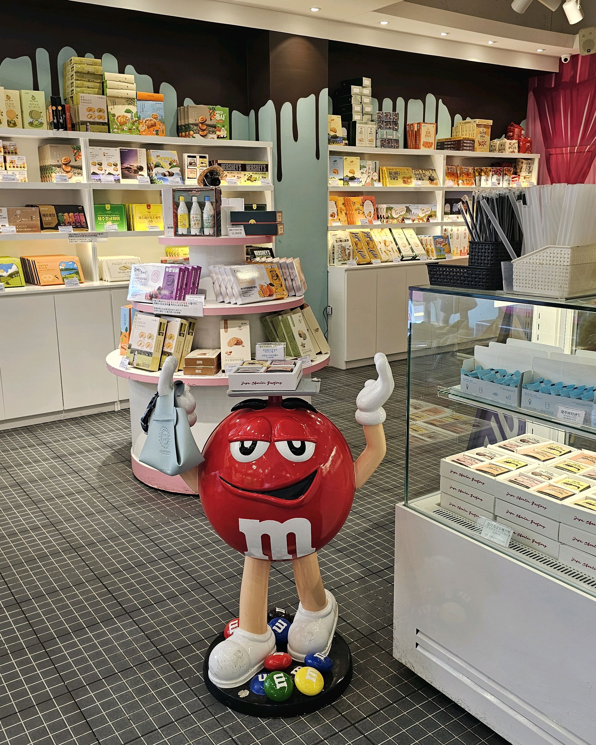 아이가 맛있어해요 시식있어서 맛보고 구매할수있어 좋아요 - 제주 맛집 찰리공장 제주동문시장본점