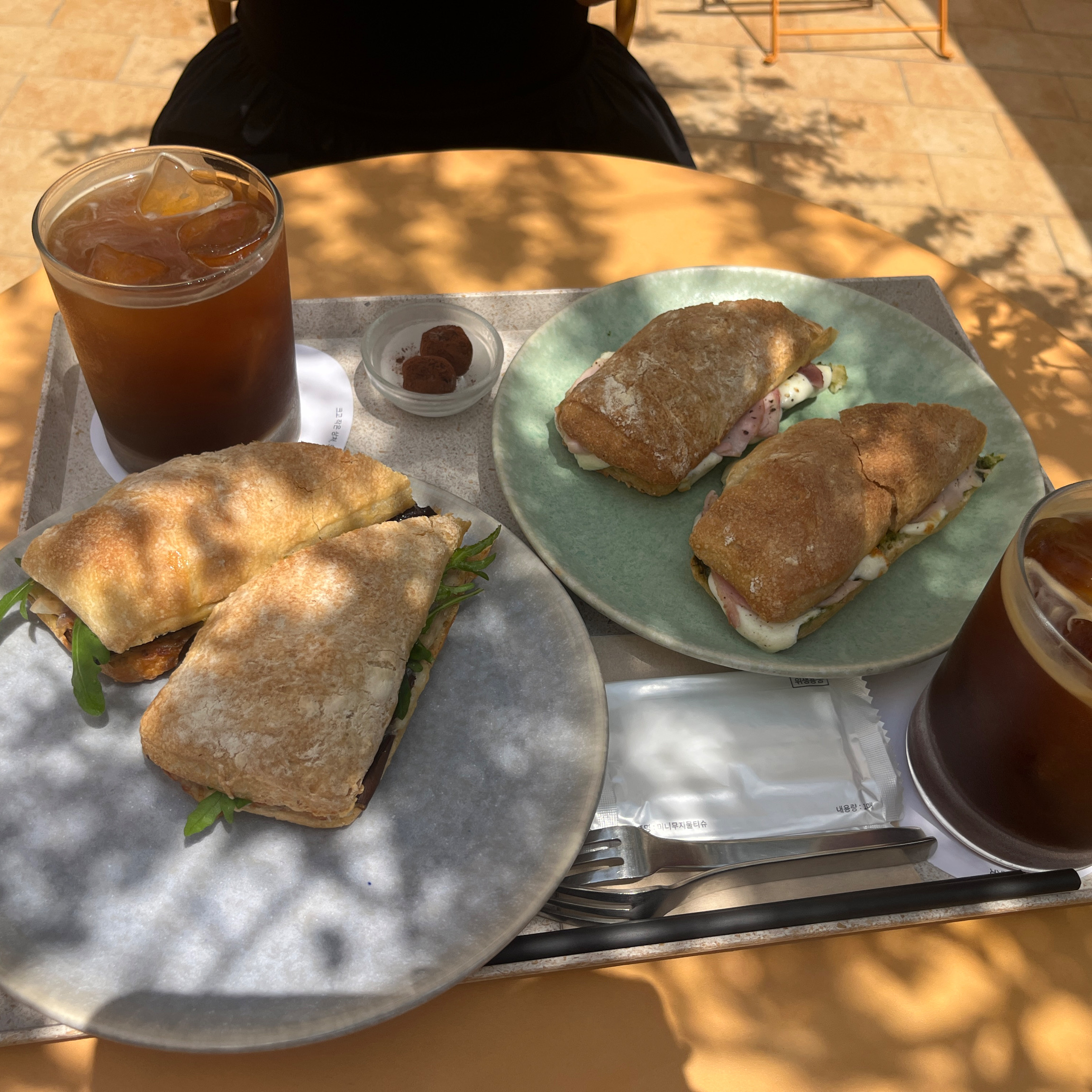 샌드위치랑 커피 너무 맛있고 도로변에 있어서 찾아오기도 쉽고 야외 좌석 따듯하고 힐링돼요~