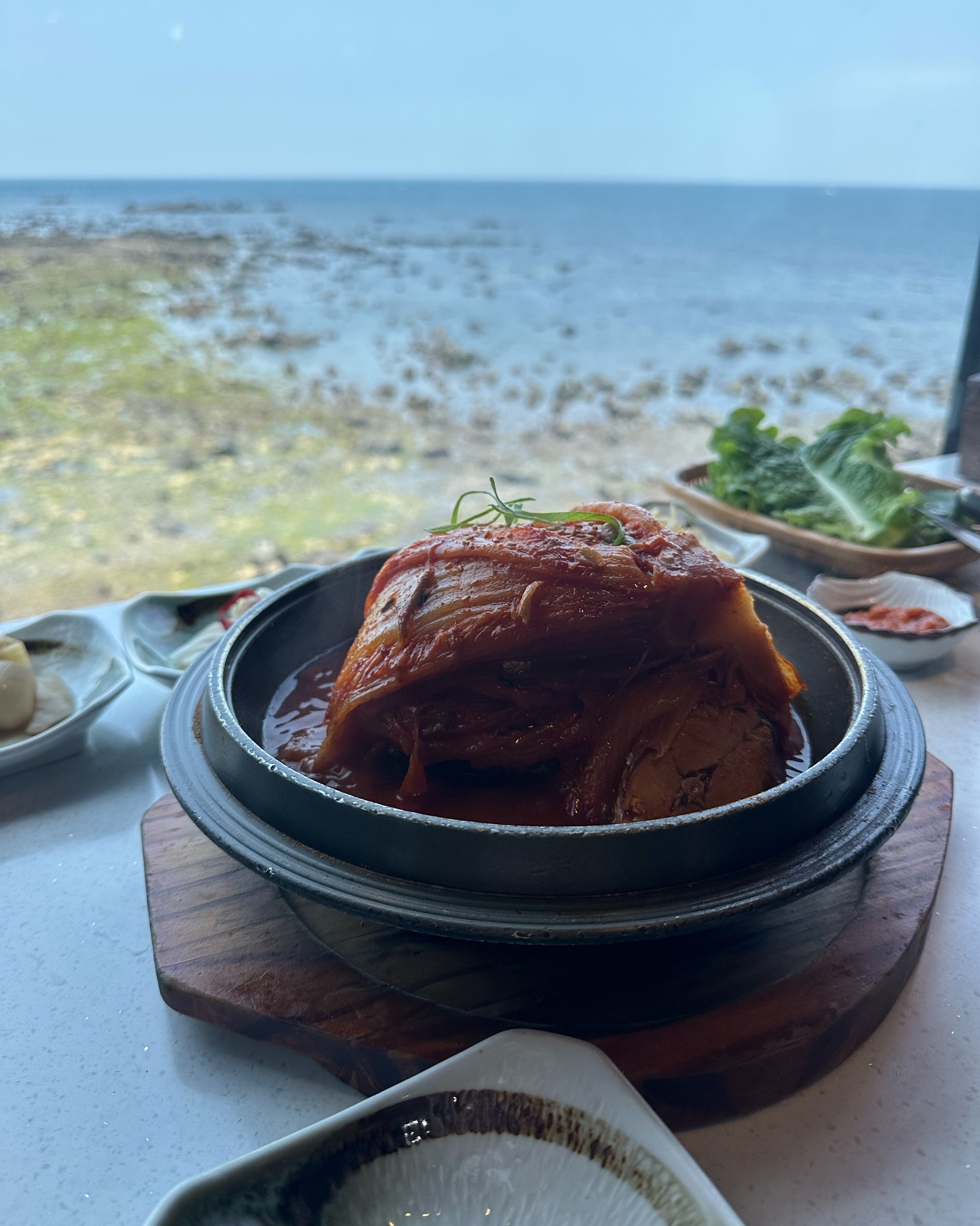 맛있어요~ 두분이서 가면 꼭 예약하세요 뷰자리 편하고 좋아요 - 제주 맛집 이춘옥원조고등어쌈밥 제주애월본점