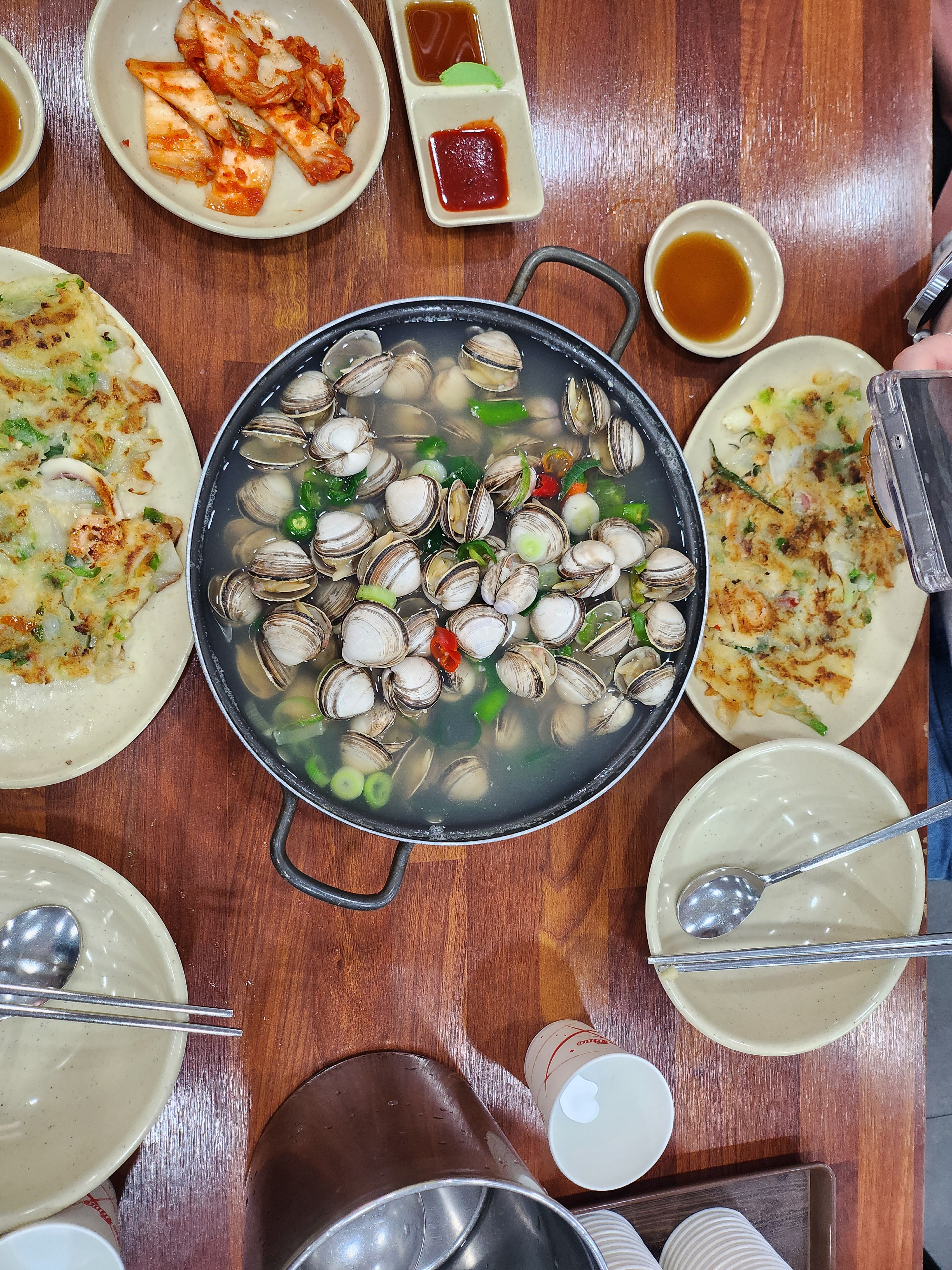 물총 칼칼하니 아주 좋고요. 조개도 신선해서 2명이서 순삭했음 근데 파전은 굳이...? 칼
