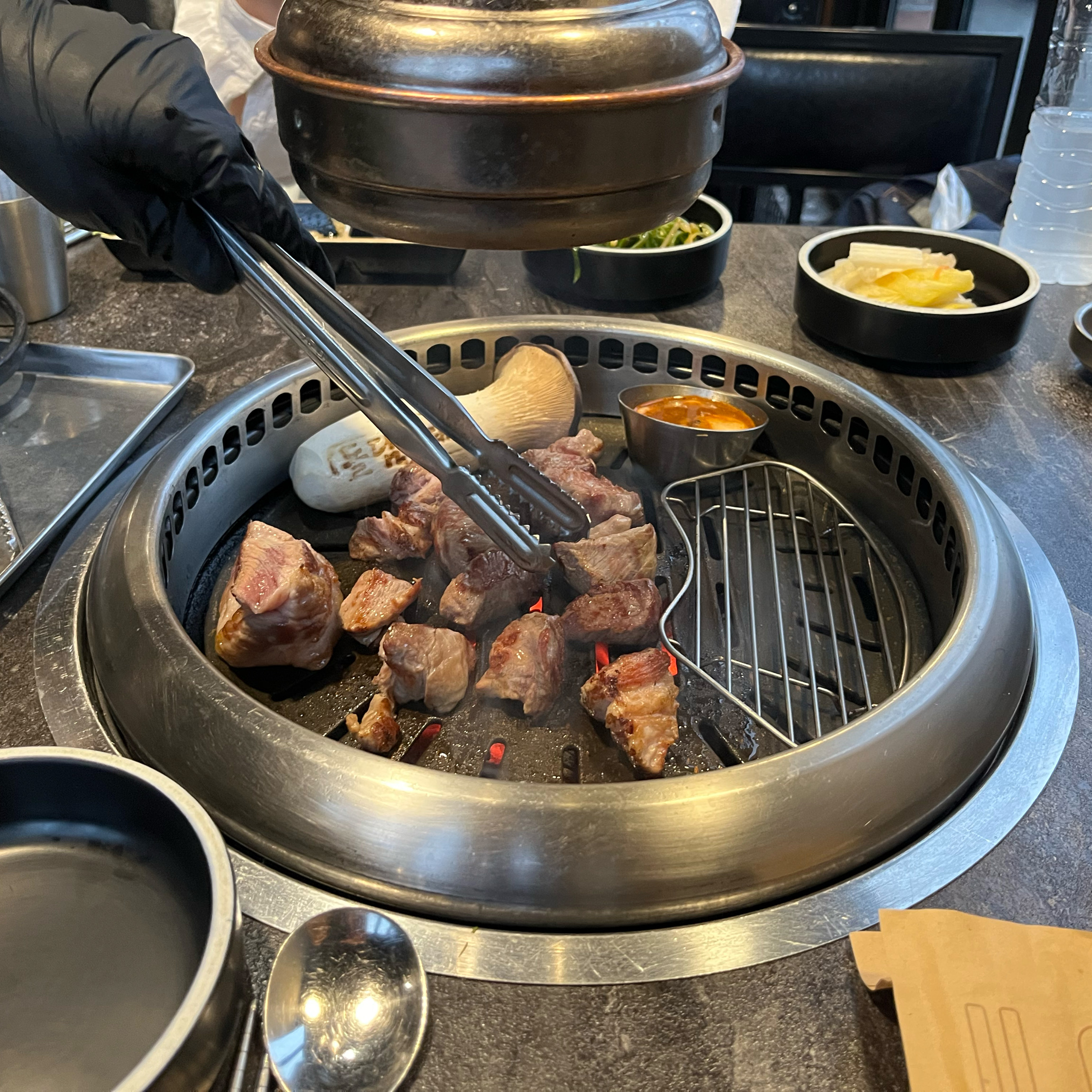 고기도 정말 맛있게 구워주시고 고기 질도 정말 좋네요 !! - 제주 맛집 돌담흑돼지 중문점