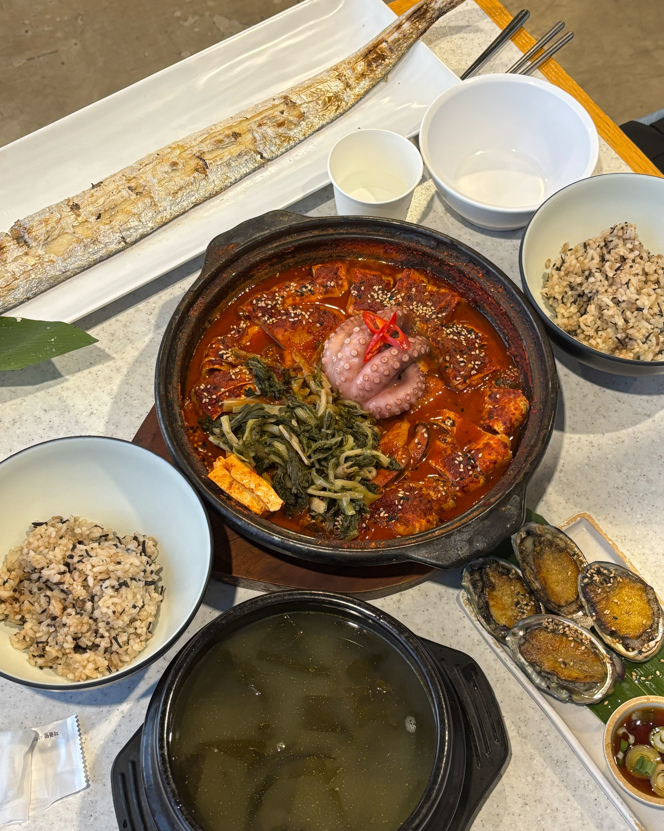 자리도 넓고 바로 보이는 오션뷰가 정말 아름다웠습니다 🥹 갈치는 말할 것도 없이 정말 맛있