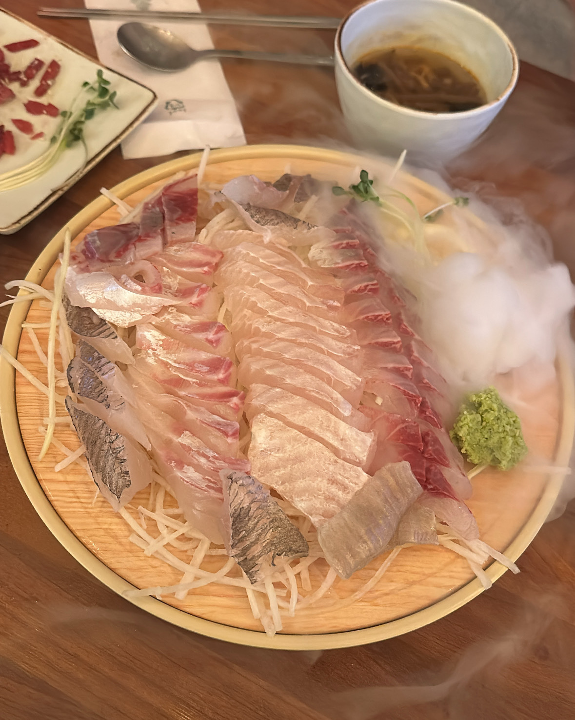 사이드 메뉴가 굿이고 메인인 회ㅜ 너무 맛나요 !! 신선하고 매운탕이 찐입니다..! 산초 