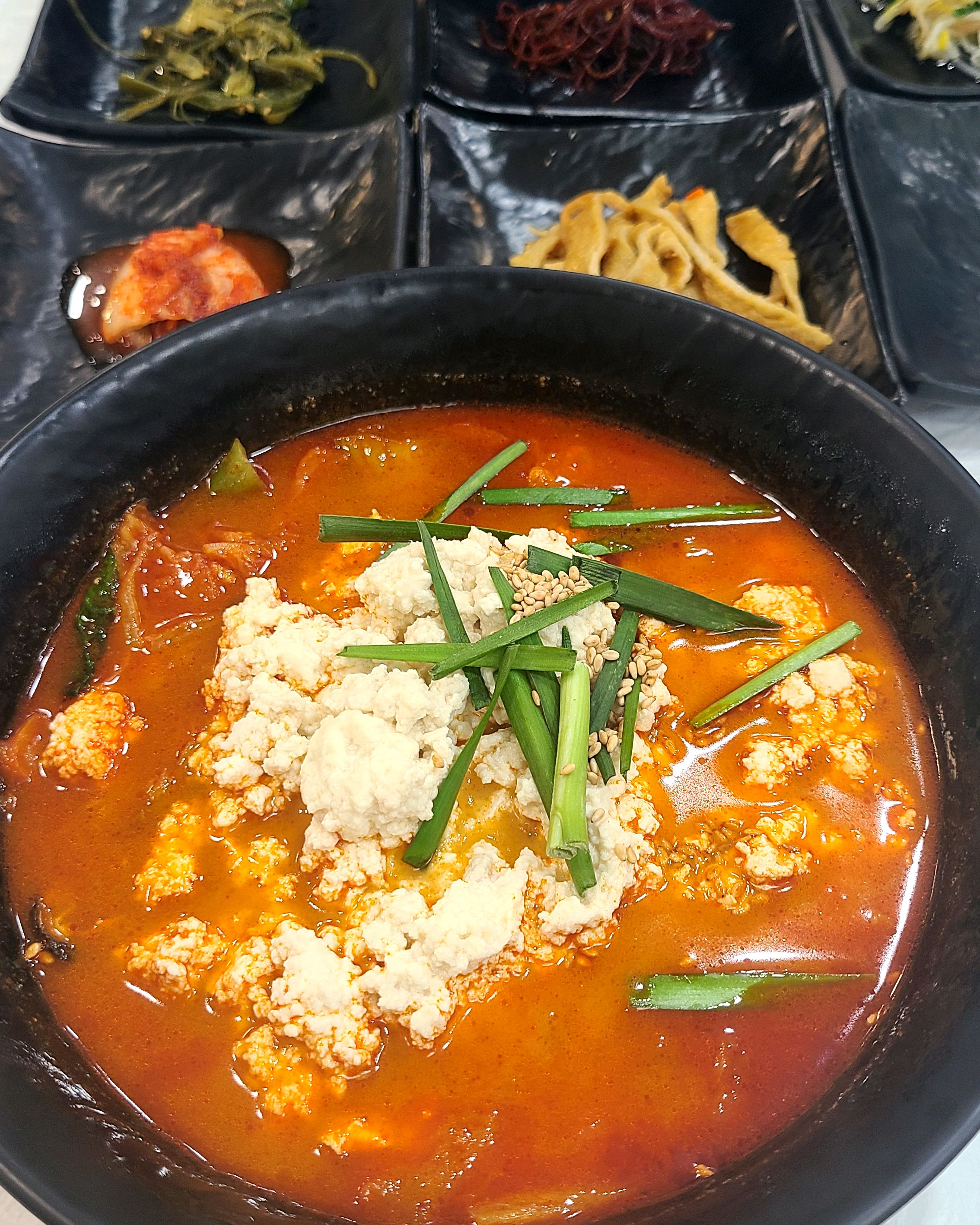 생각보다 매콤한데 맛있어요!! - 아바이마을 맛집 강릉초당골짬뽕순두부 속초점