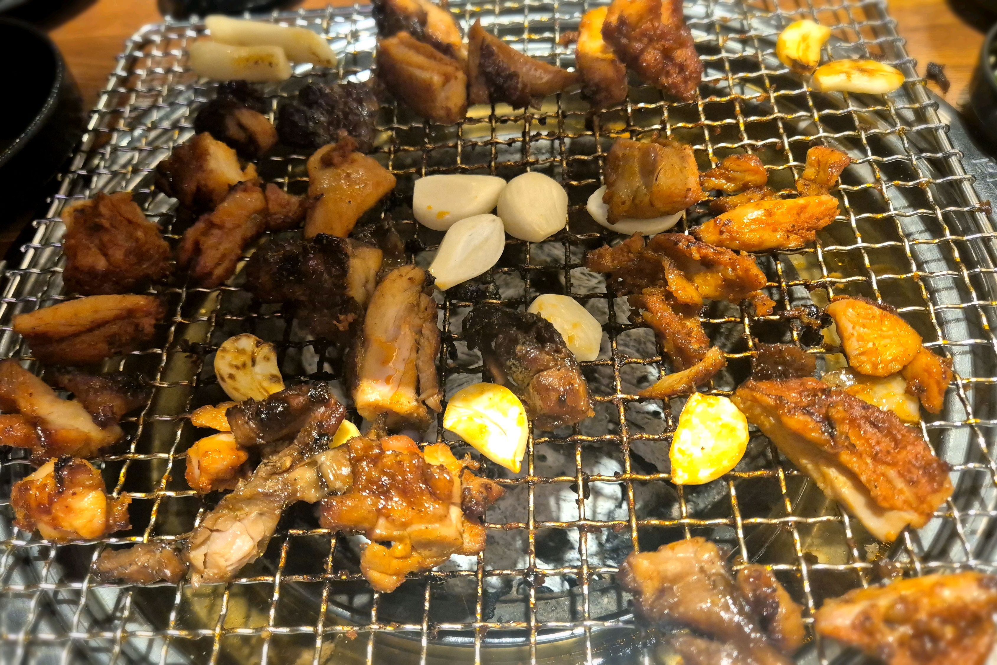 부모님 모시고 점심먹으러왔는데 맛있네요~~~ 계란찜 콩나물국 인당1개씩주고 된장한뚝배기 주