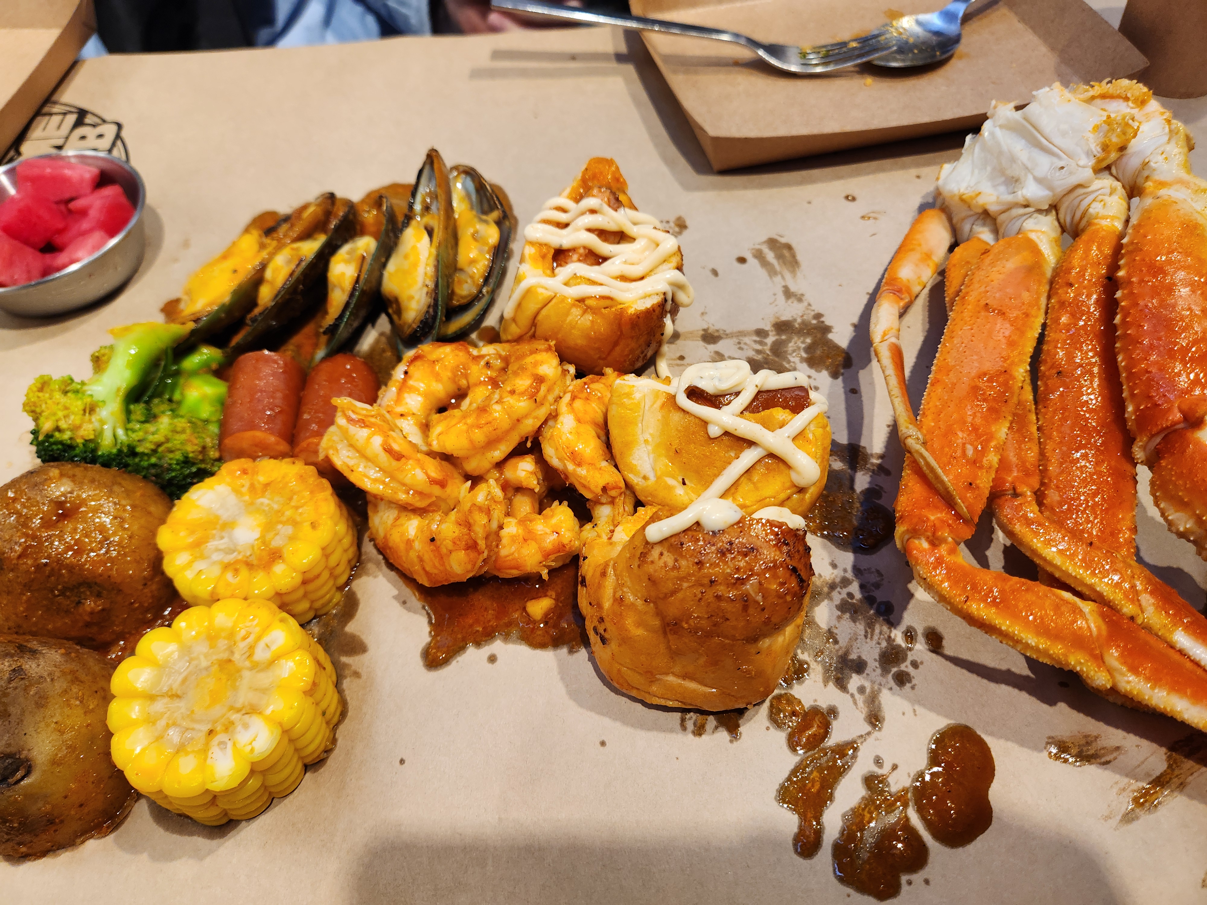 처음으로 먹어본 보일링크랩!  신기하고 재밌었습니당 케이준소스 기본 맛도 꽤 매콤했어요 강