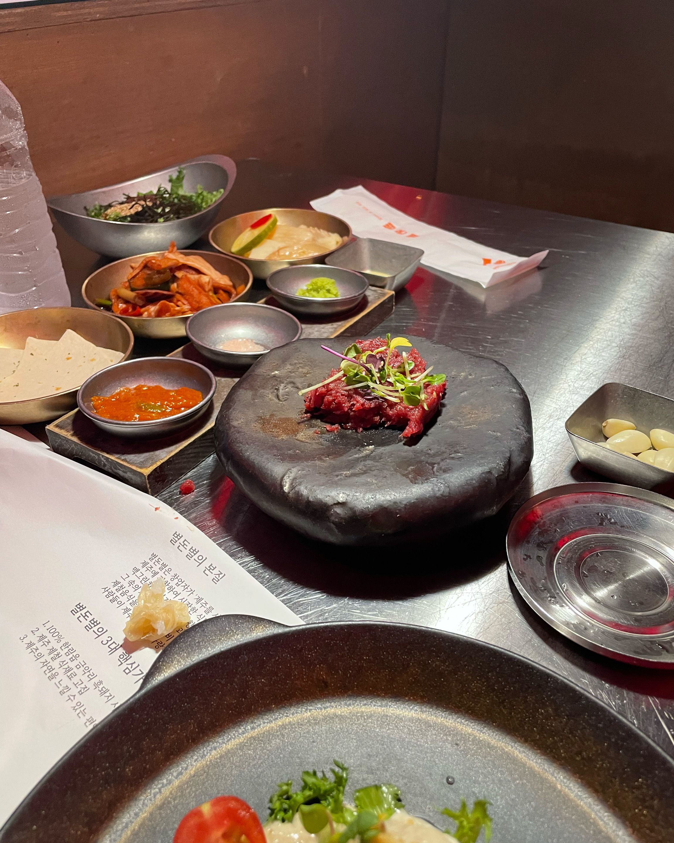 네이버 검색 으로 왔는데 고기도 부드럽고 분위기도 완전 고급 집니다~ 기본 반찬으로 주신