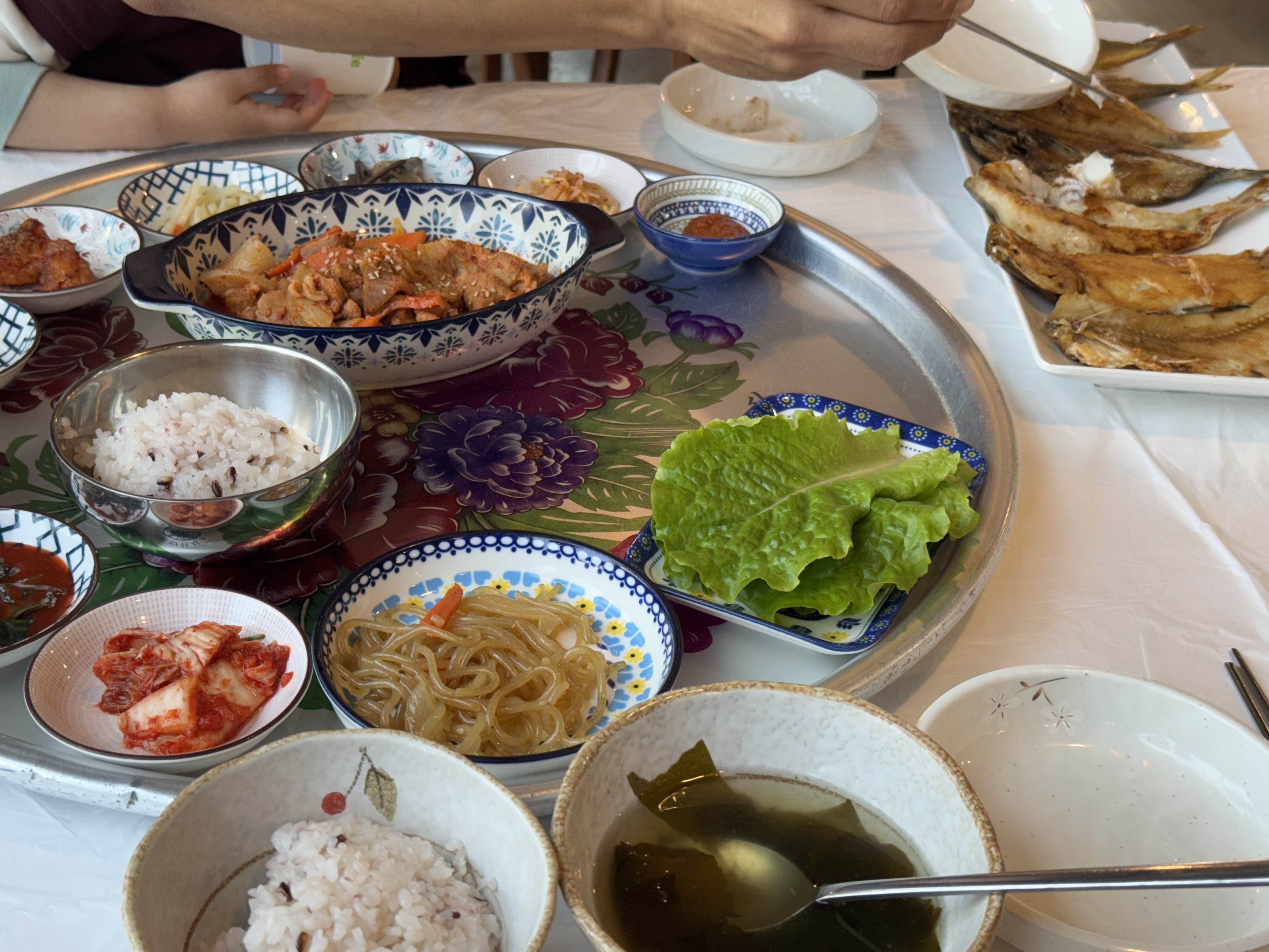 아이가 생선을 좋아하는데 이렇게 많은 생선이 나온다니!! 정말 맛있게 먹었고 저도 밥 두공