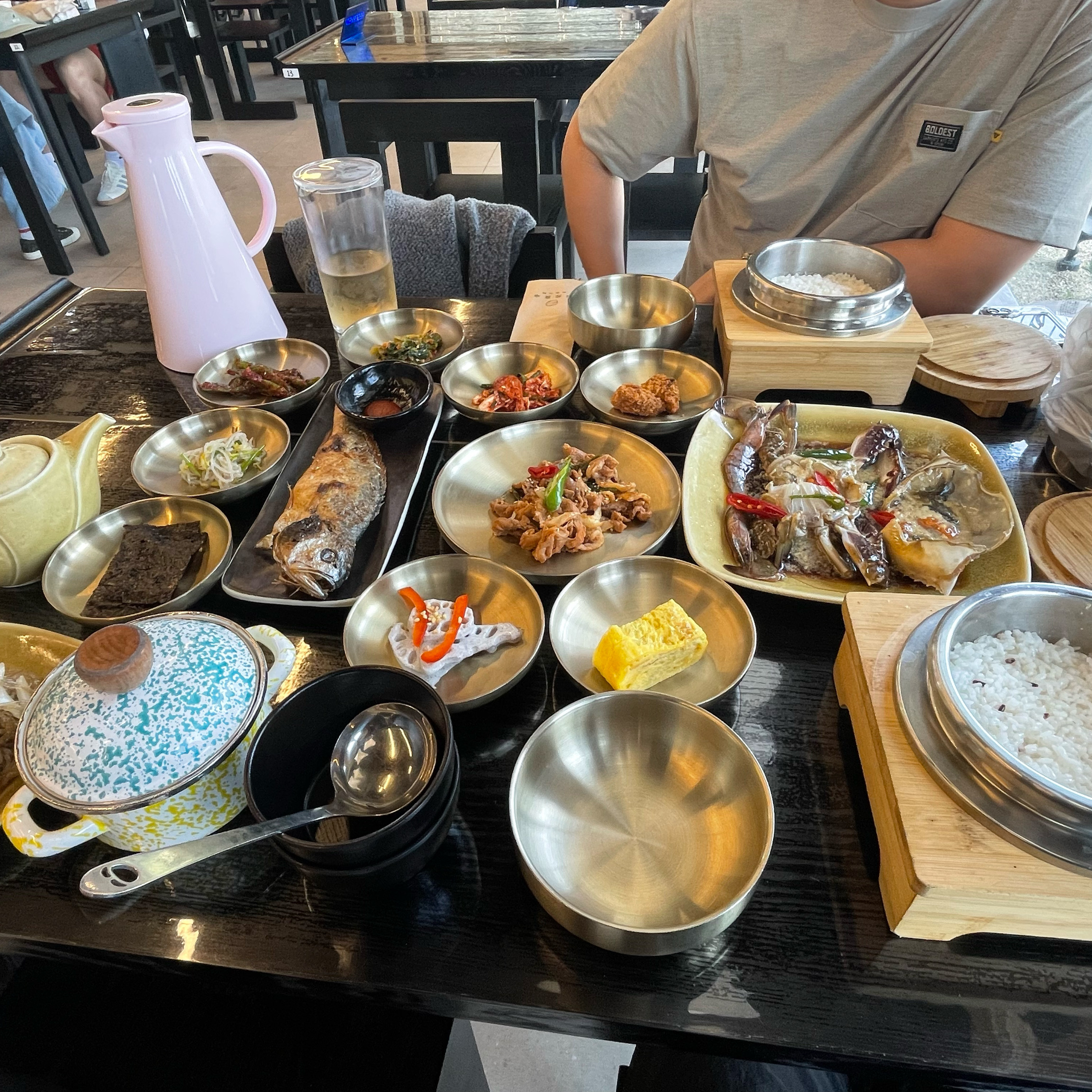 간장게장으로 유명하다고 해서 맛보러 왔는데 싱싱하고 맛있네요 게장하고 보리굴비 주문했고 반
