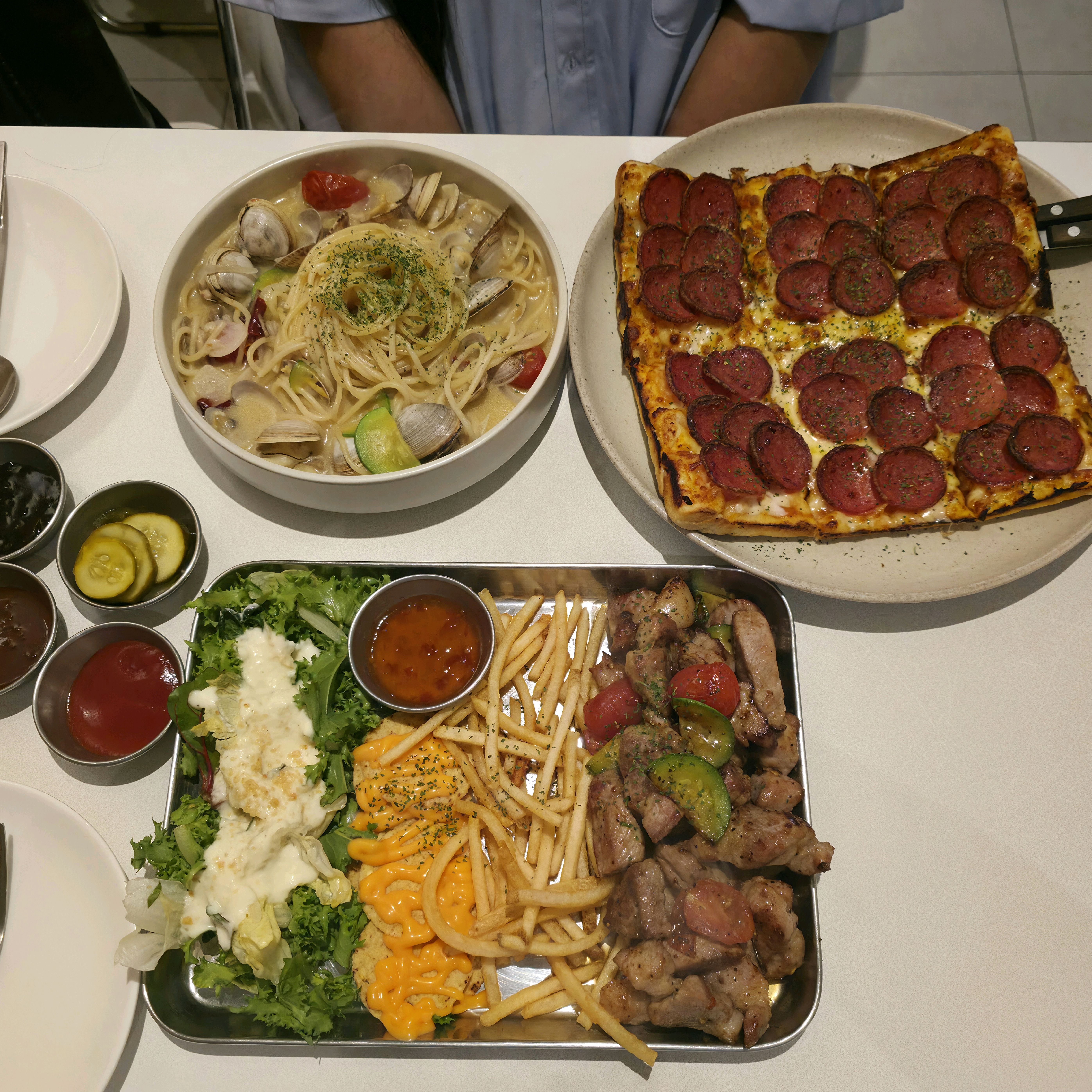 정말 맛있게 먹었고 목살 플레이트가 너무 맛있어서 더 먹고 싶어요 봉골레 파스타 처음 먹어