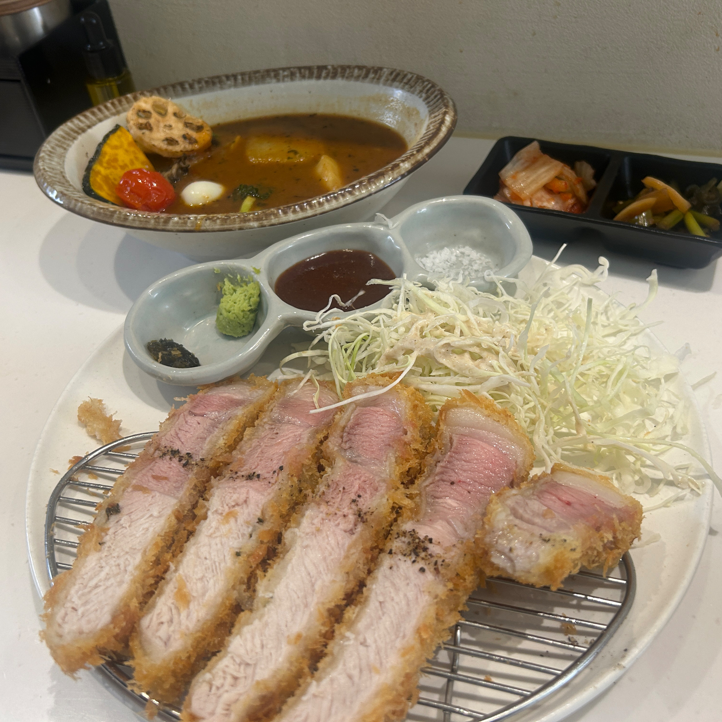 돈까스에서 혼 현 맛이 나서 맛있었습니다. 저에게 베스트 조합은 소금과 찍어 먹는 거였어요