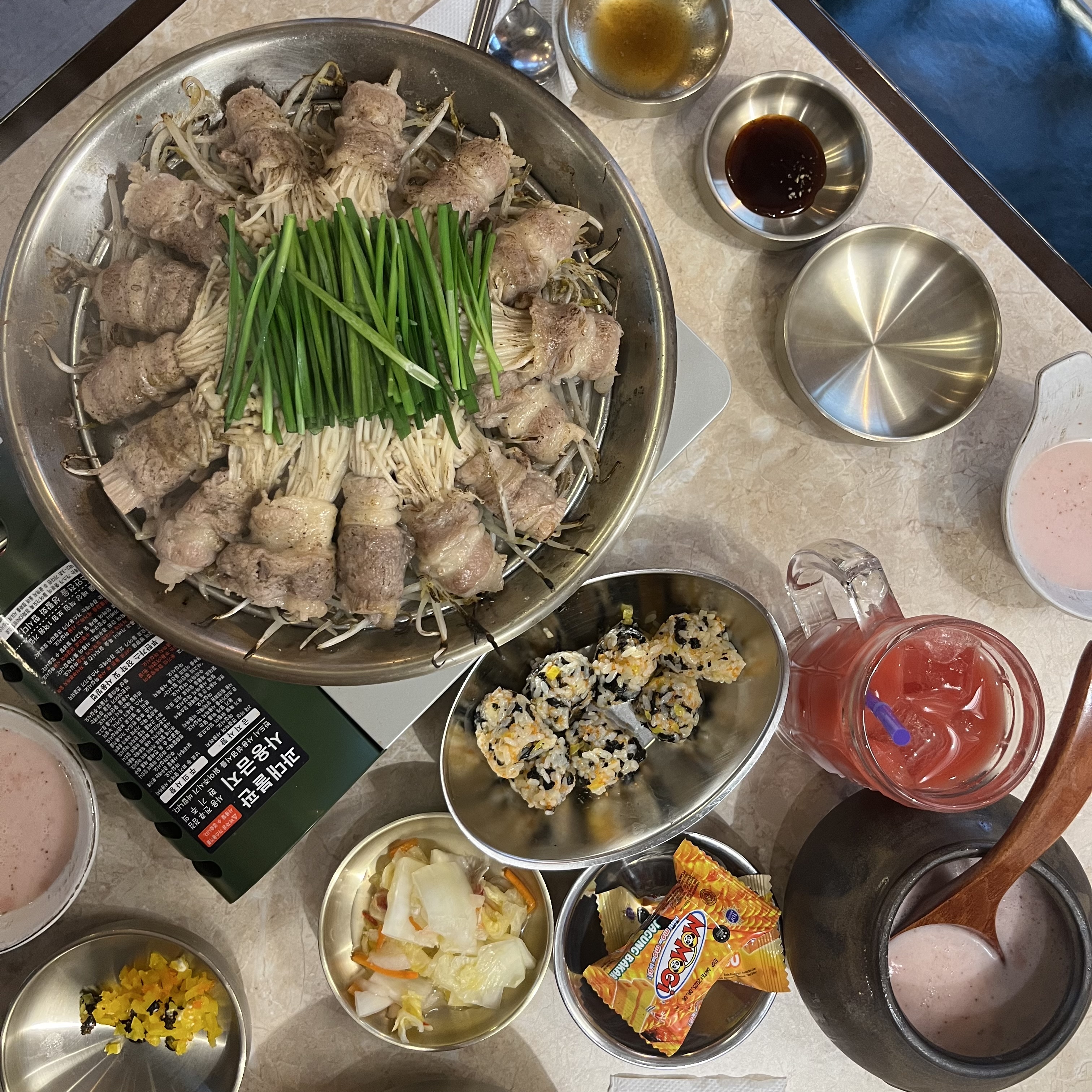 소고기말이찜 나오면 직원이 토치로 구워주는데 너무 좋네요 딸기막걸리도 인워지적이지 않아서 