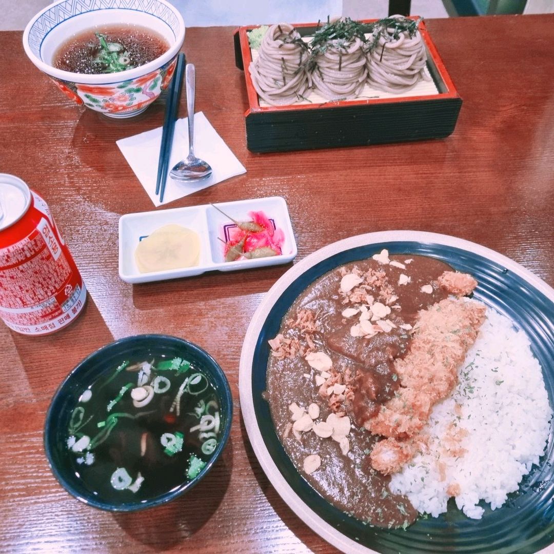 와... 카레 제가 좋아하는 맛!! 삼동소바는 처음 먹어보는데 시원해서 맛있고 아주 잘 어
