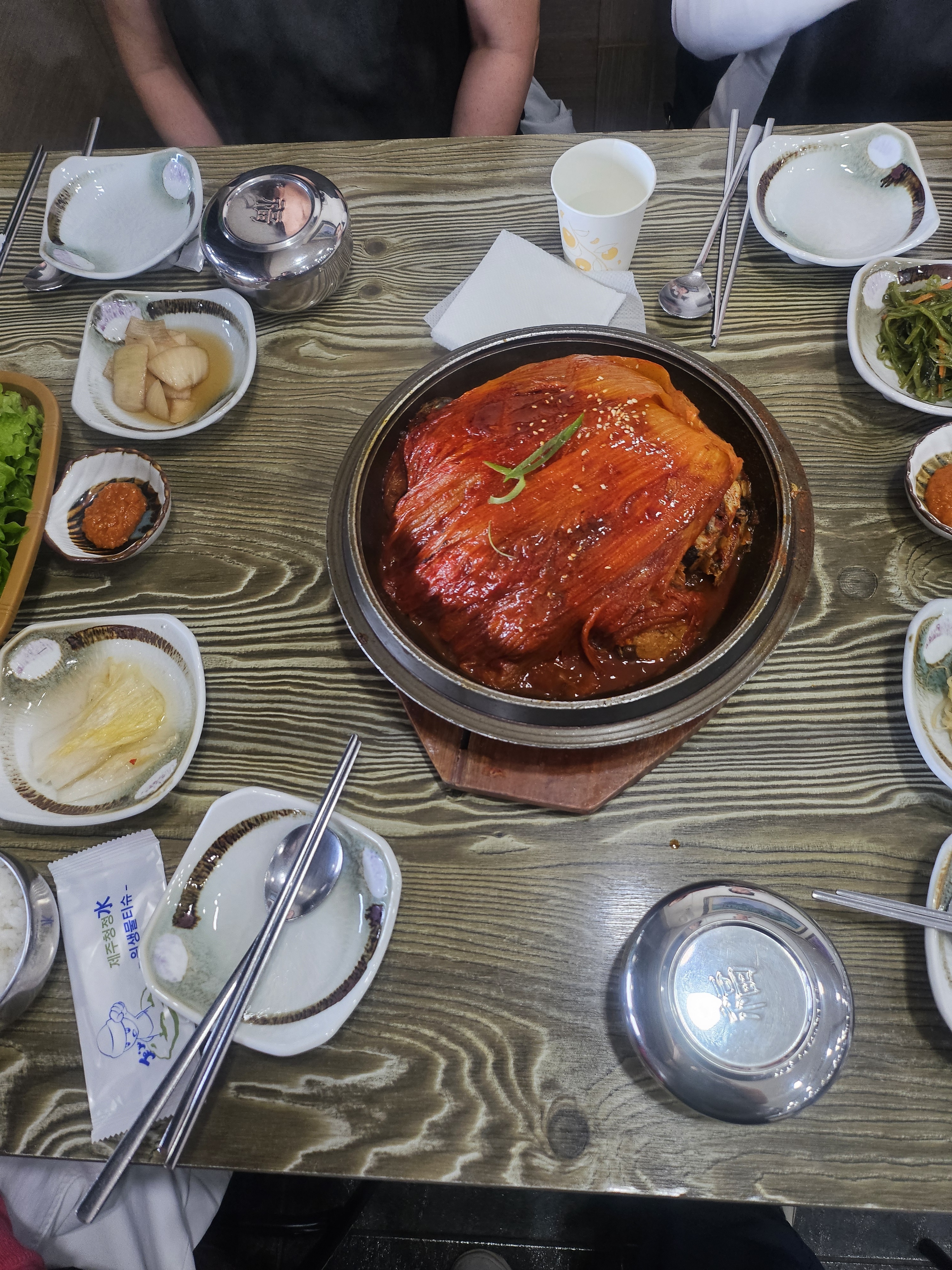 묵은지 김치고등어찜 맛있어요~  지인 추천으로 왔는데 냄새없고 상추에 고등어찜 싸서 먹으니