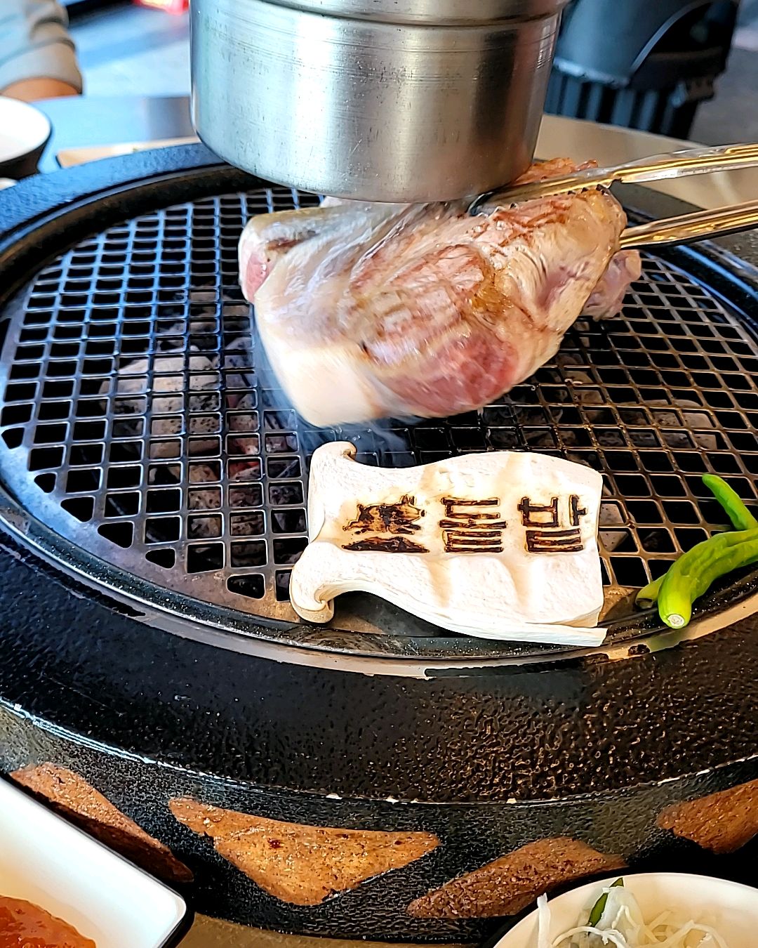 애월 숙소근처에 흙돼지 맛집이 있데서 한번 와봤어요 바다뷰에서 흙돼지는 처음인데 기분이 좋