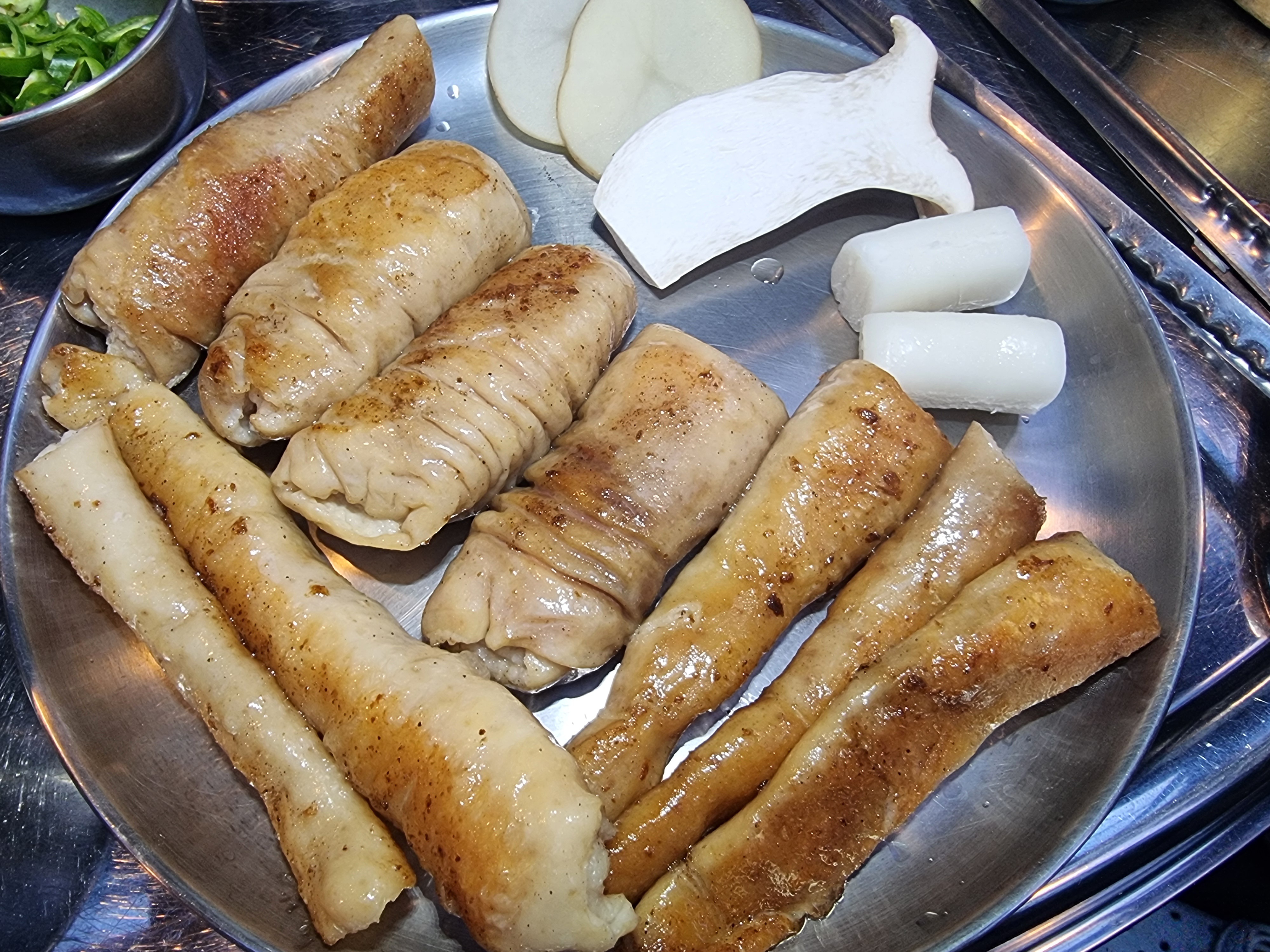 처음 먹어보는 이베리코 돼지막창인데, 일반 돼지맛창에 비해 더 부드러운듯 하네요. - 대구 맛집 숲불막창