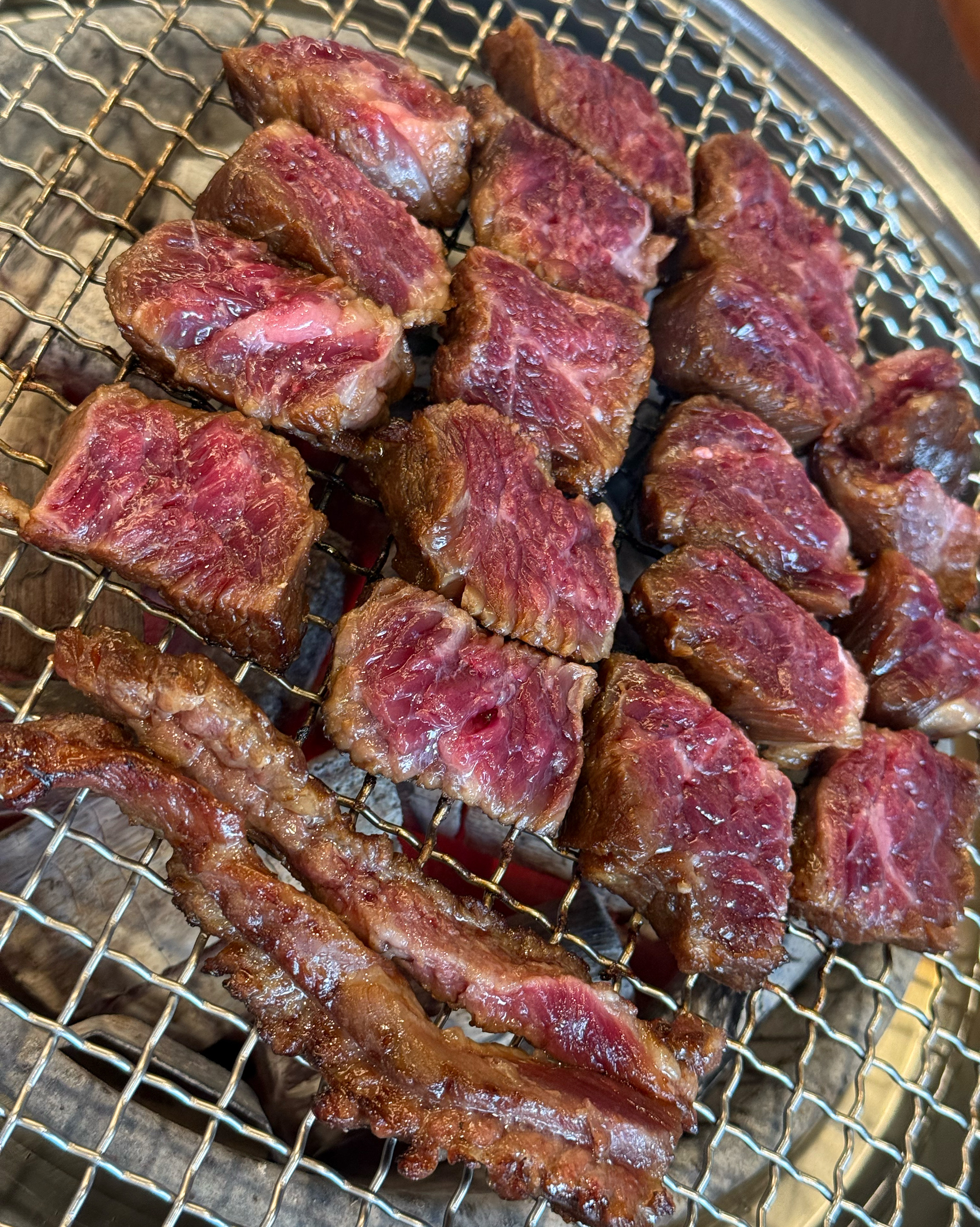 4-5인 세트 메뉴 시켯는데 직원분들도 너무 친철하시고 고기도 너무 맛있어용 ㅎㅎ - 대구 맛집 본가숯불돼지갈비 수성못점