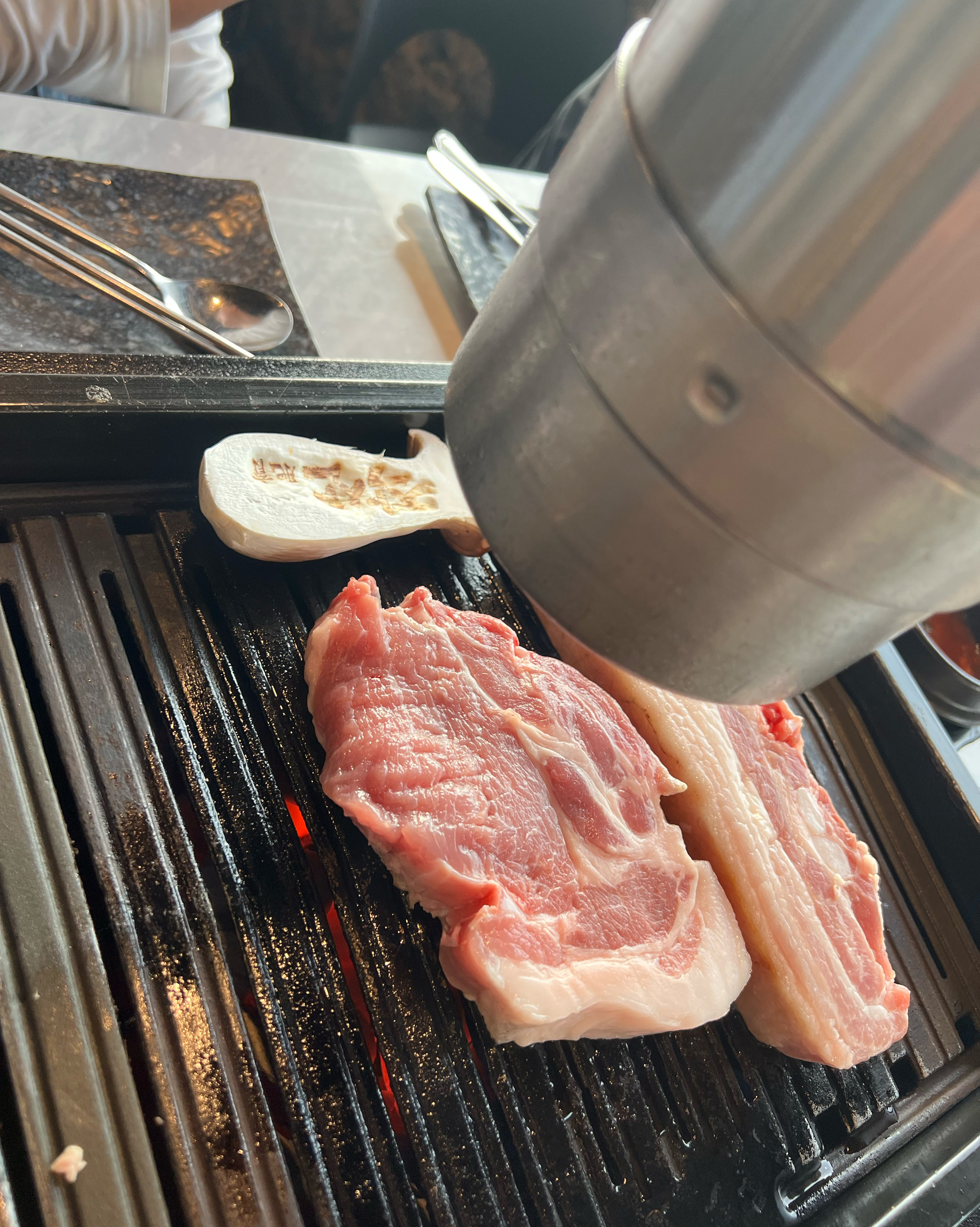 매장도 넓고 직접 구어주셔요~~ - 제주 맛집 작산 애월흑돼지