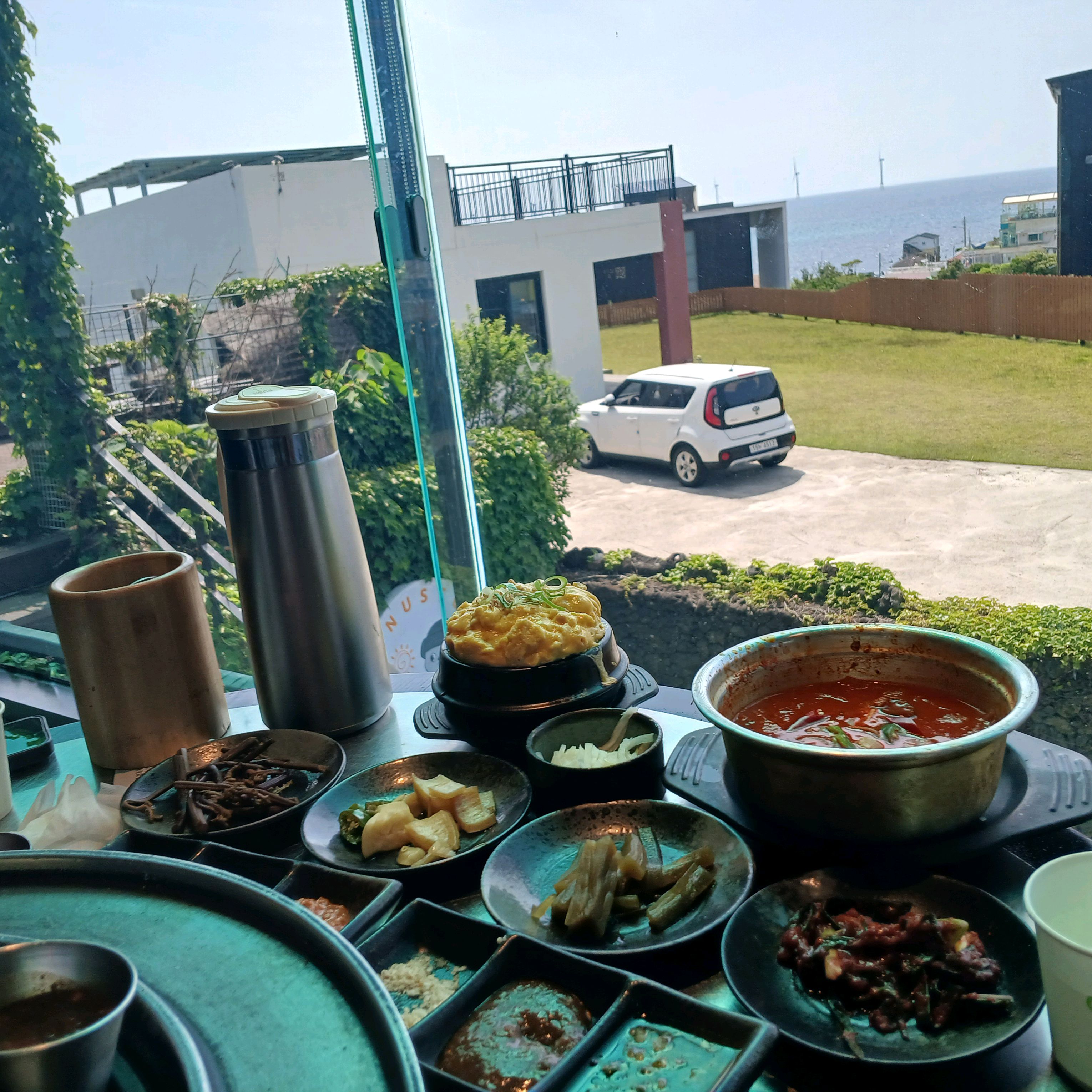 구성도 좋고 통창이라 뷰도 좋고 숯에 직접 꾸워주시네요! - 제주 맛집 훈도 애월흑돼지 본점