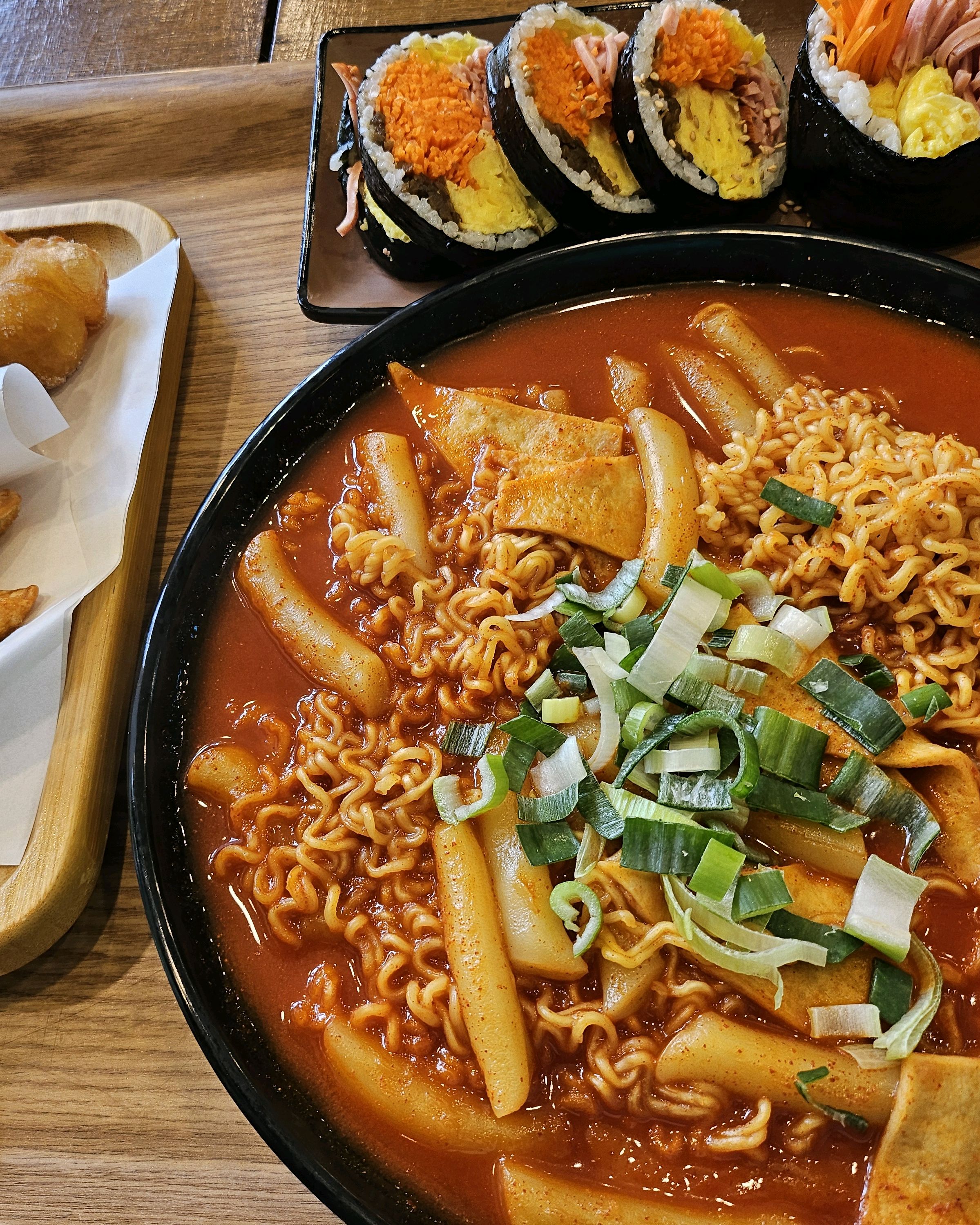 김밥이진짜 팔뚝만하네요 ㅎㅎ 꽈배기랑 같이 먹을슈있어서 좋았어요~ 라볶이도 적당히맵고 맛있