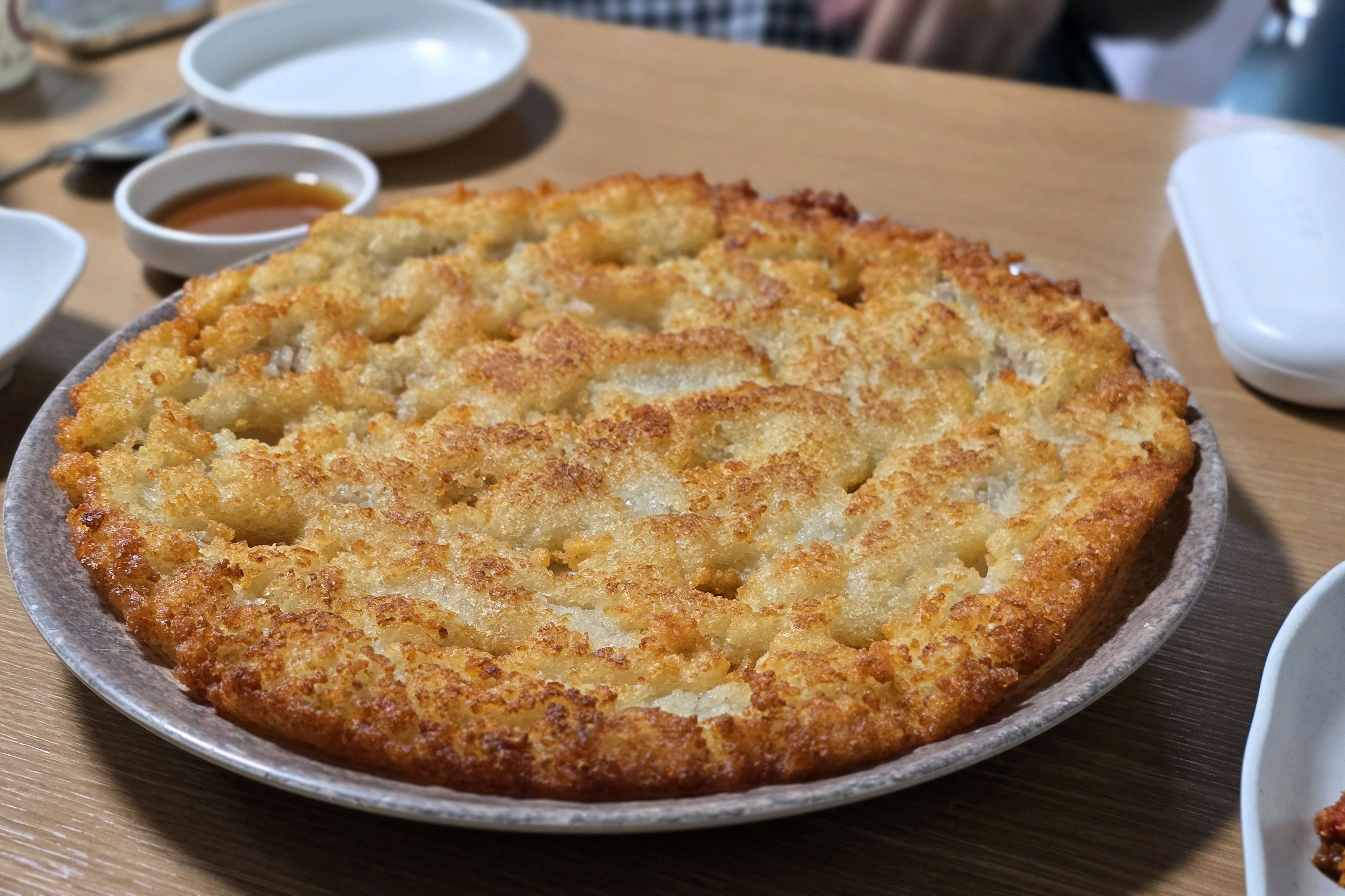 바삭한 감자전을 좋아하시면 꼭 가보세요! 두부두루치기도 좀 맵지만 맛있어여!! - 대전 맛집 신선 칼국수