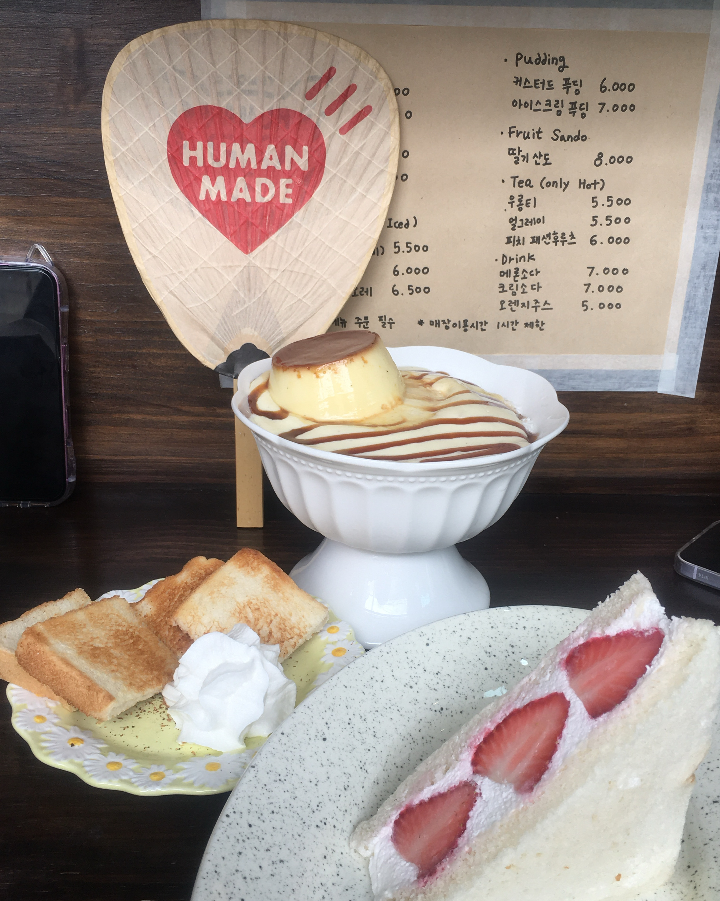 디저트는 맛있고 사장님은 친절하시구 카페는 너무너뮤 에뻐요 ㅎㅠㅎ 카페가 자리잡고 있는 위