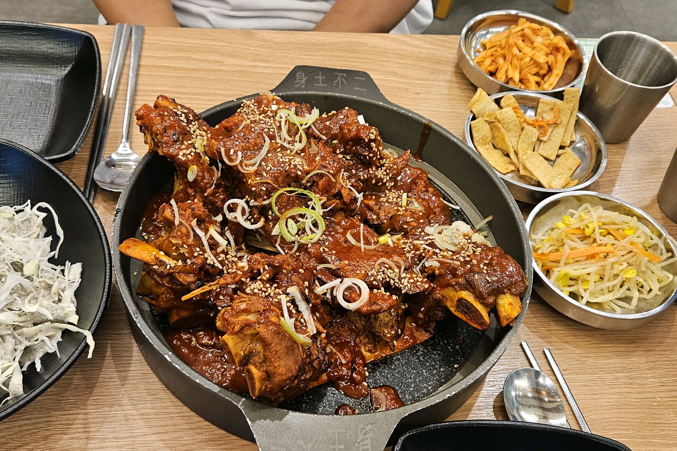 고기가 엄청 부드럽고 간이 잘베어있어서 너무맛있네요 - 대전 맛집 조프로뼈구이 관평점