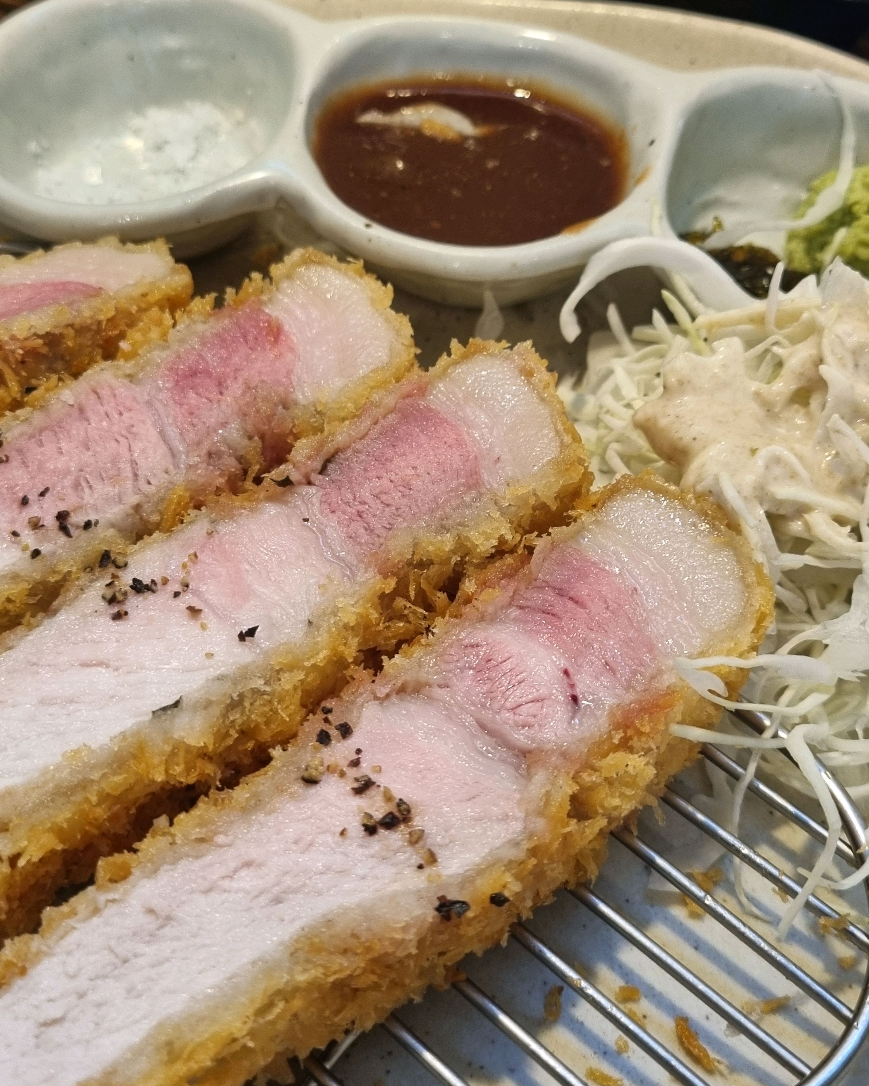 특등심카츠는 특별한 돈까스의 맛을 느낄 수 있어서 적극 추천합니다. 그리고 이집만의 특별카