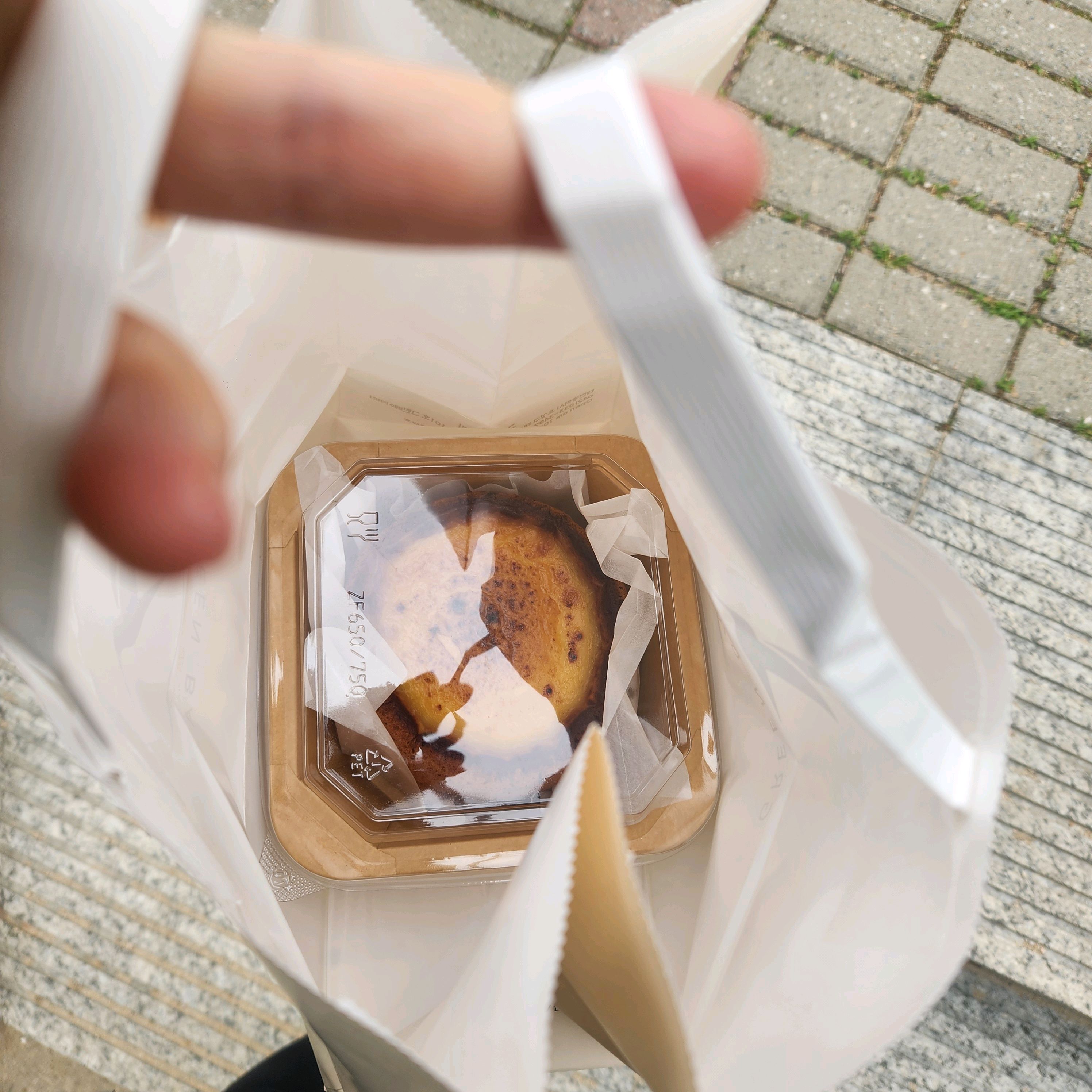 항상 손님이 많은데 어쩜 매번 친절하신지 모르겠어요! 오늘도 기분좋게 구매해갑니다 😊 - 대전 맛집 그린베이커리
