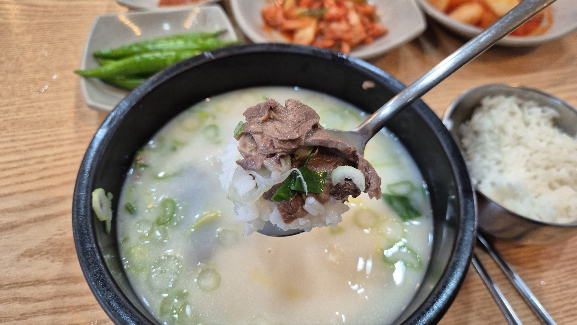 오랜만에 방문했는데 예전보다 국물 맛이 더 좋아져 감탄했고 순대까지 함께 먹으니 푸짐하게 