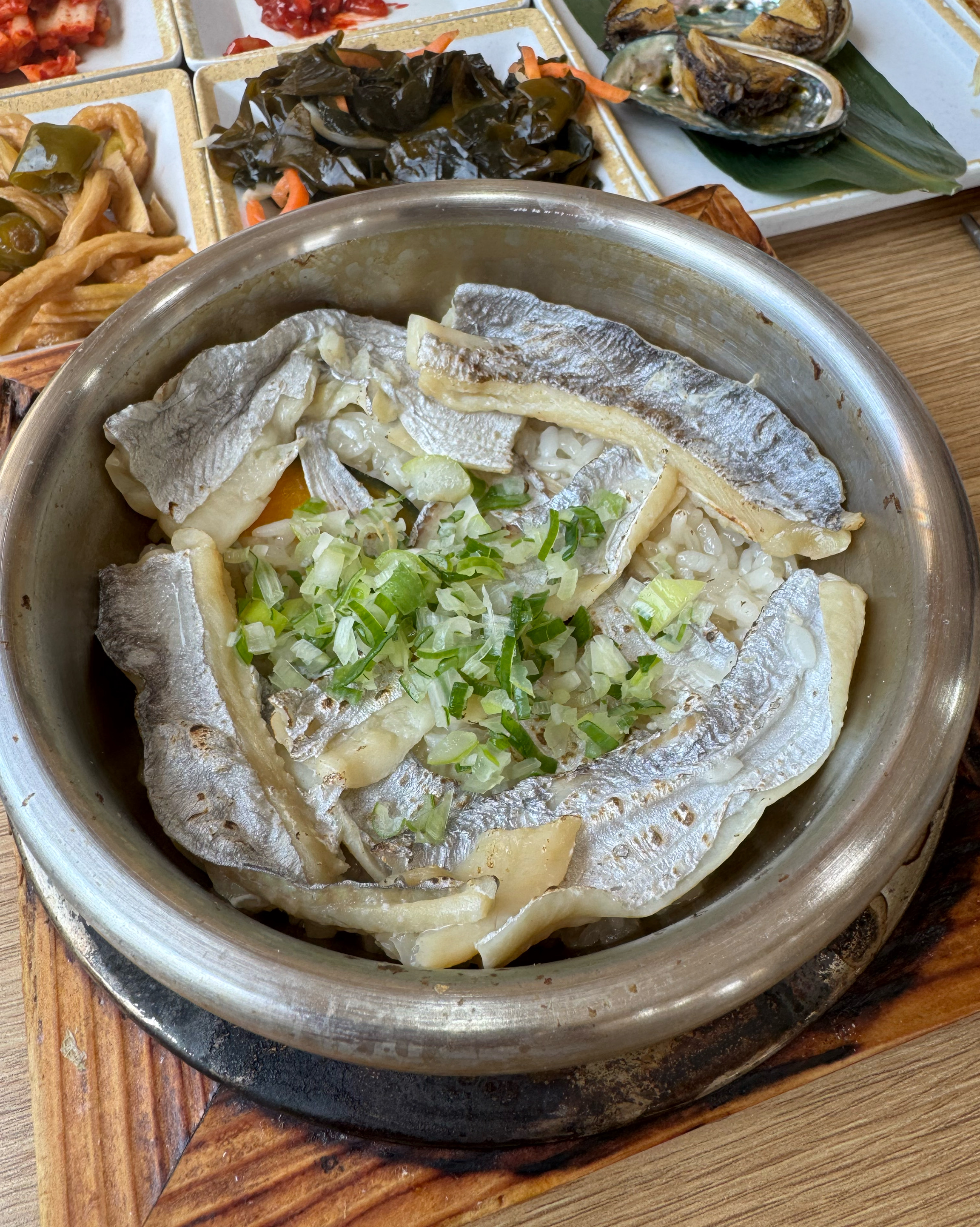 와 제주와서 먹은거중에 손에 곱혀요 너무 맛있게 먹었습니당!! 갈치솥밥 담백하고 맛잇어요^