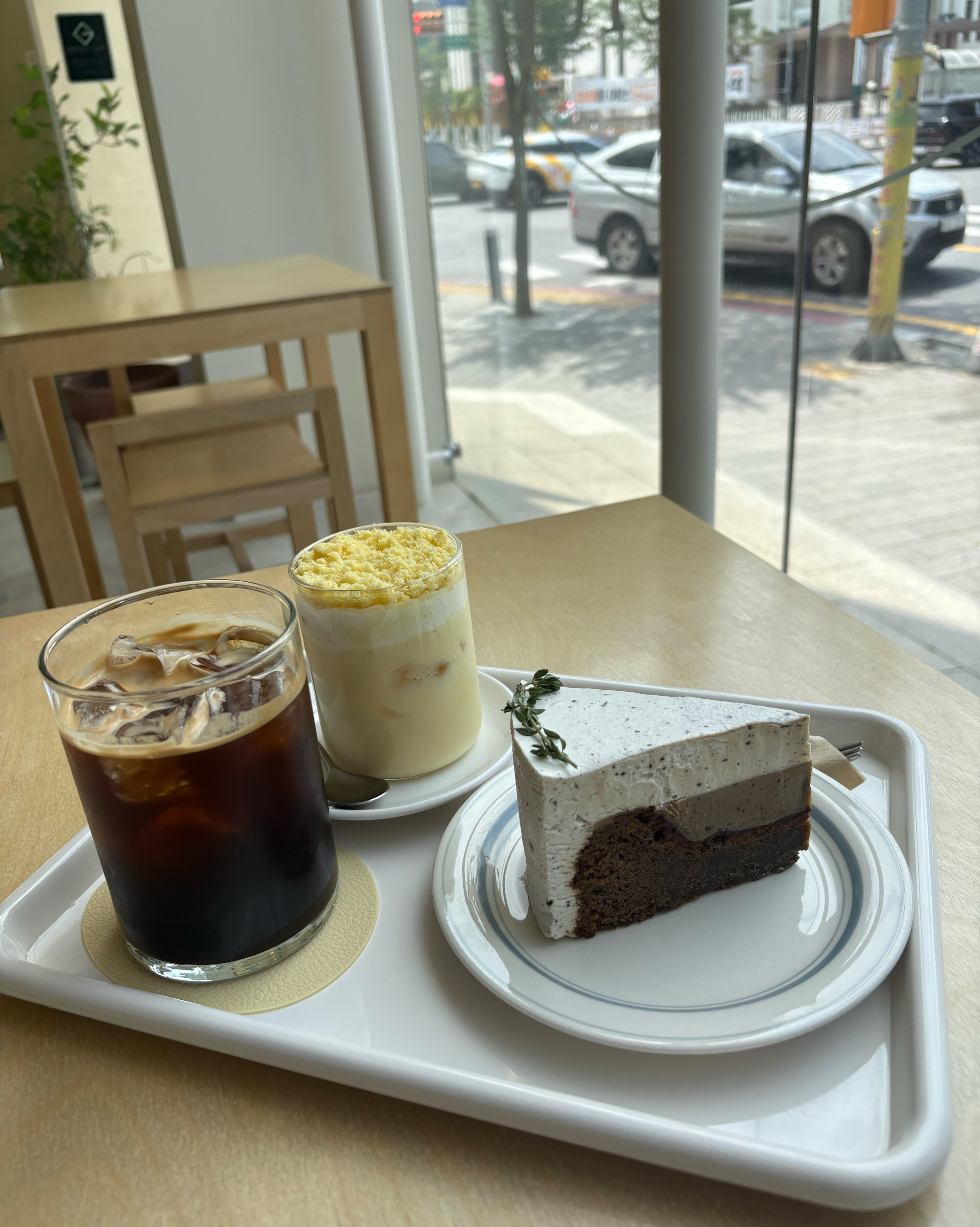 커피도 너무 맛있고 고구마 라떼 미쳤어용…여행중 카페 와서 너무 행복했어요😍 - 대전 맛집 인히얼
