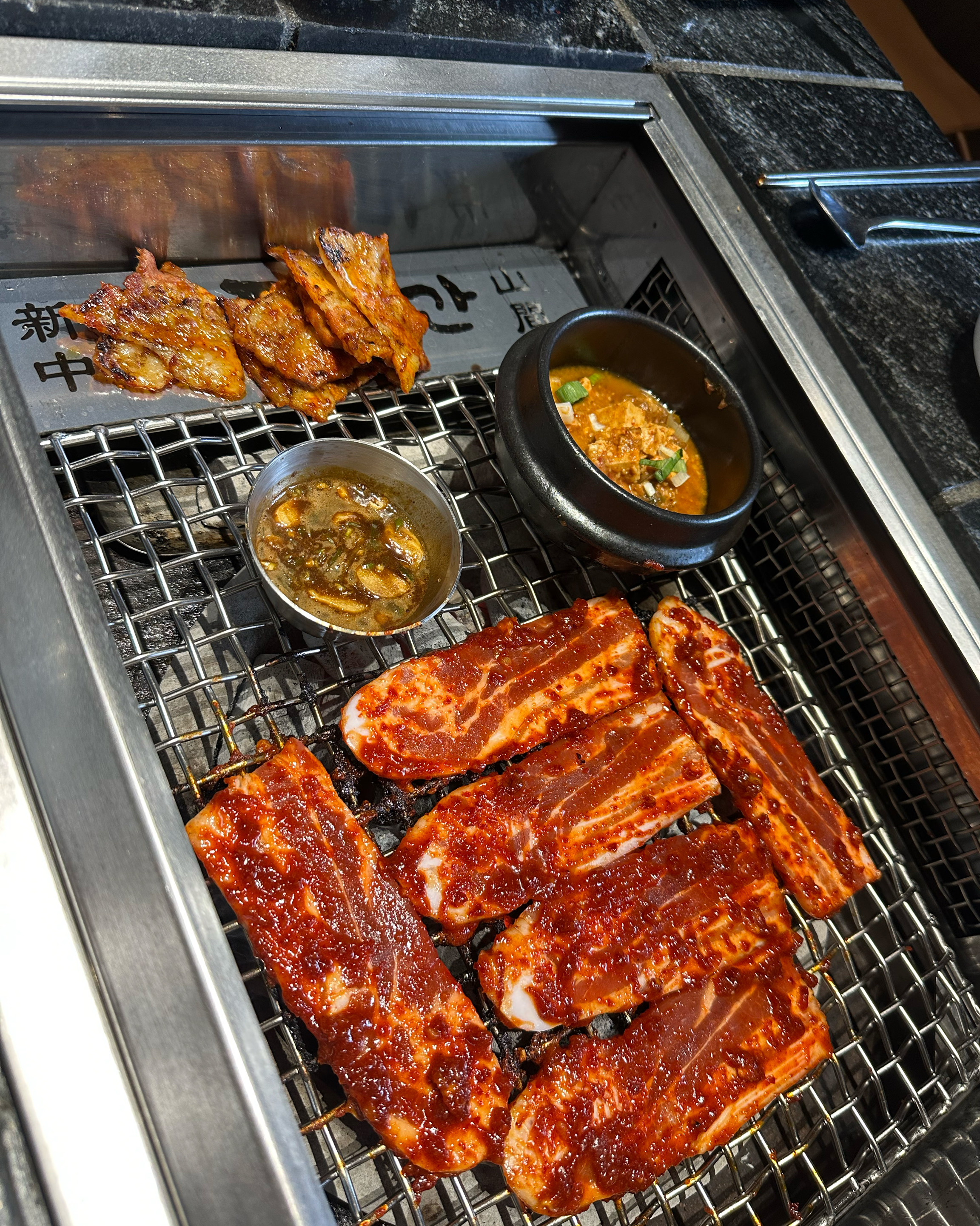 우연히 발견하고 왔는데 너무 맛있어요 반찬도 잘 나오고 가게가 넓어서 냄새가 덜 배네요 - 제주 맛집 신중산간 제주흑돼지 전문점