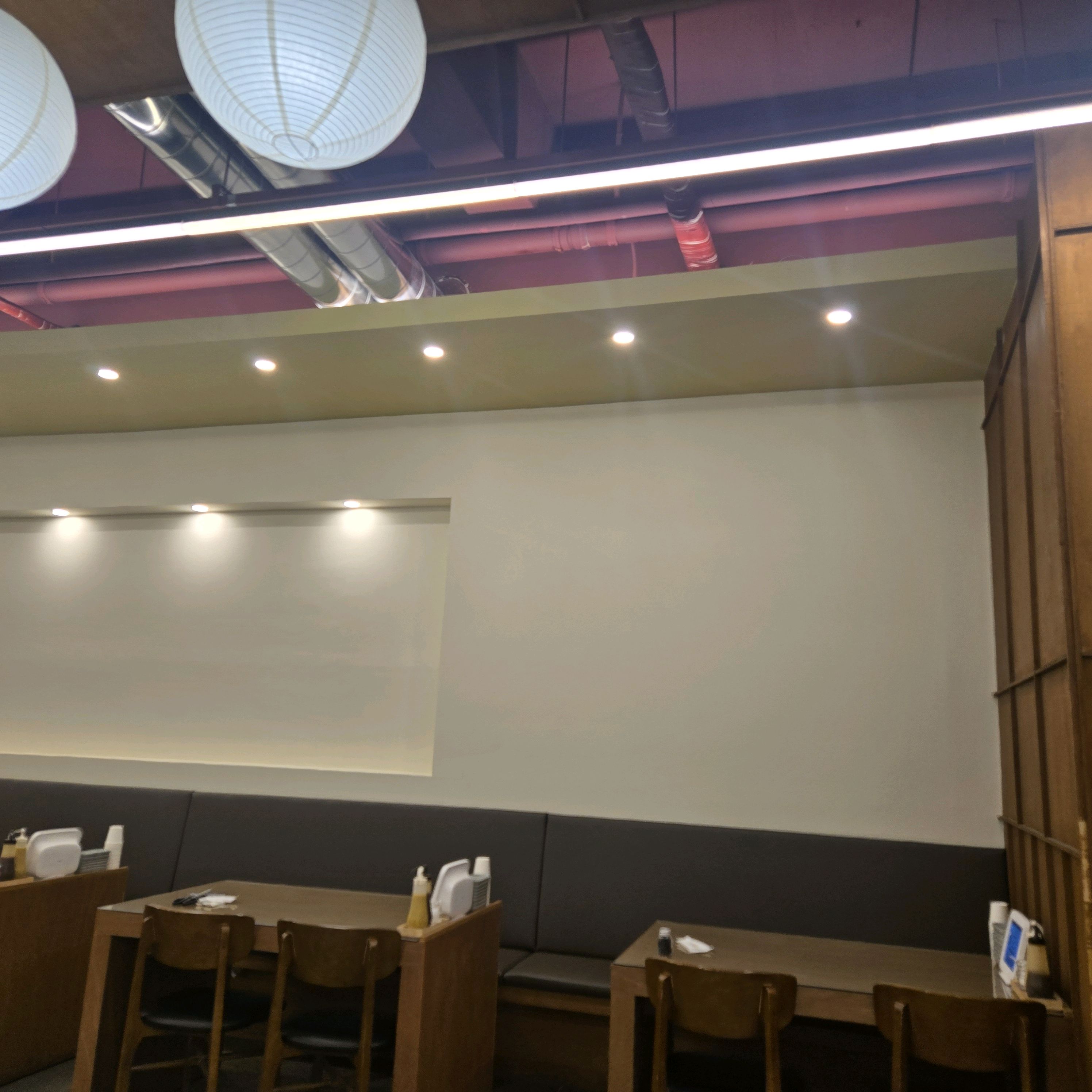 실내가 깔끔하고 좋아요~ 최근에 추성훈 돈까스라고 추천받아서 먹었는데 맛있어서 잘 먹었