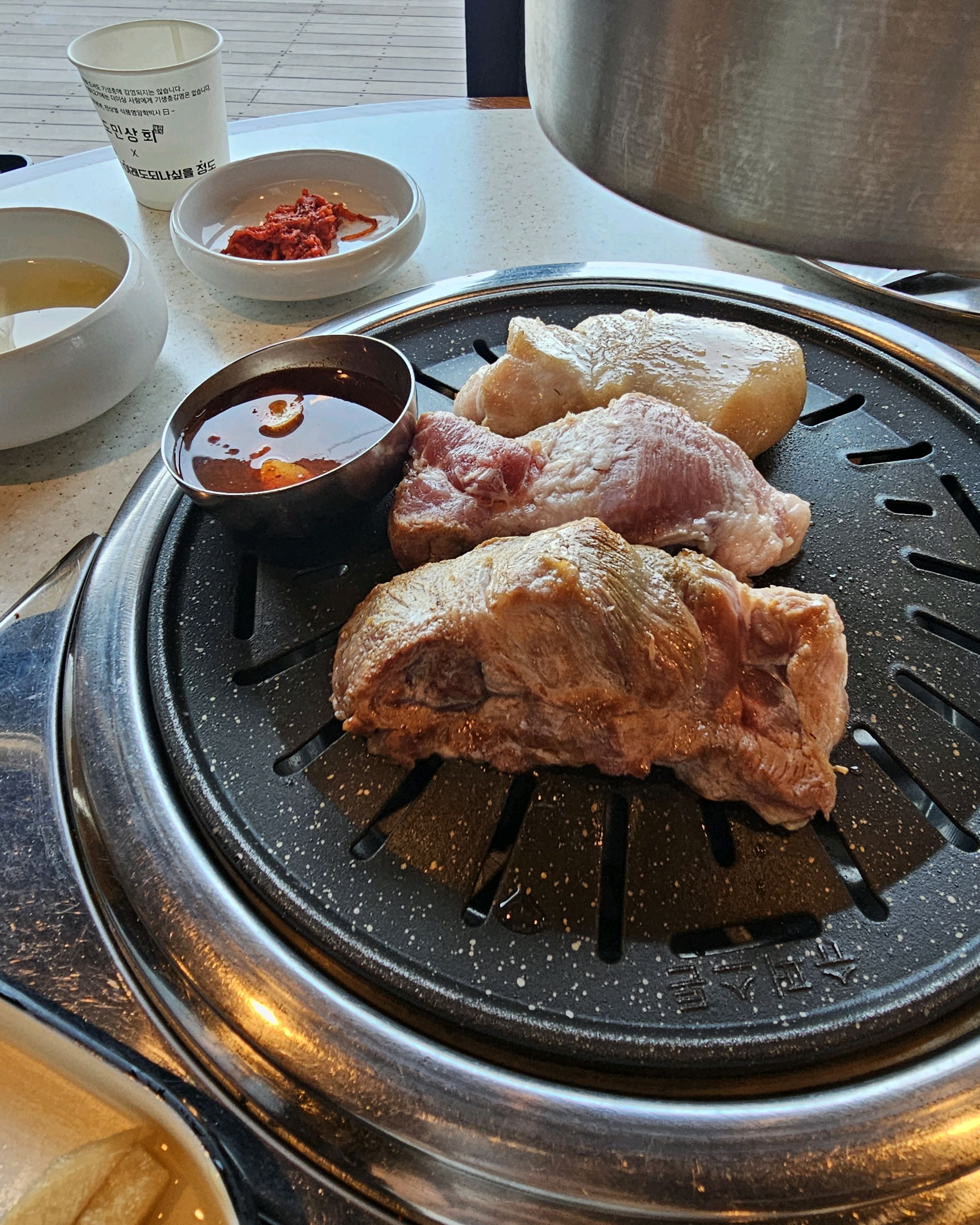 짚불에 숙성된 고기향과 식감이 좋아요! 맛있어요~~ - 제주 맛집 고이정 애월흑돼지 보리짚불구이
