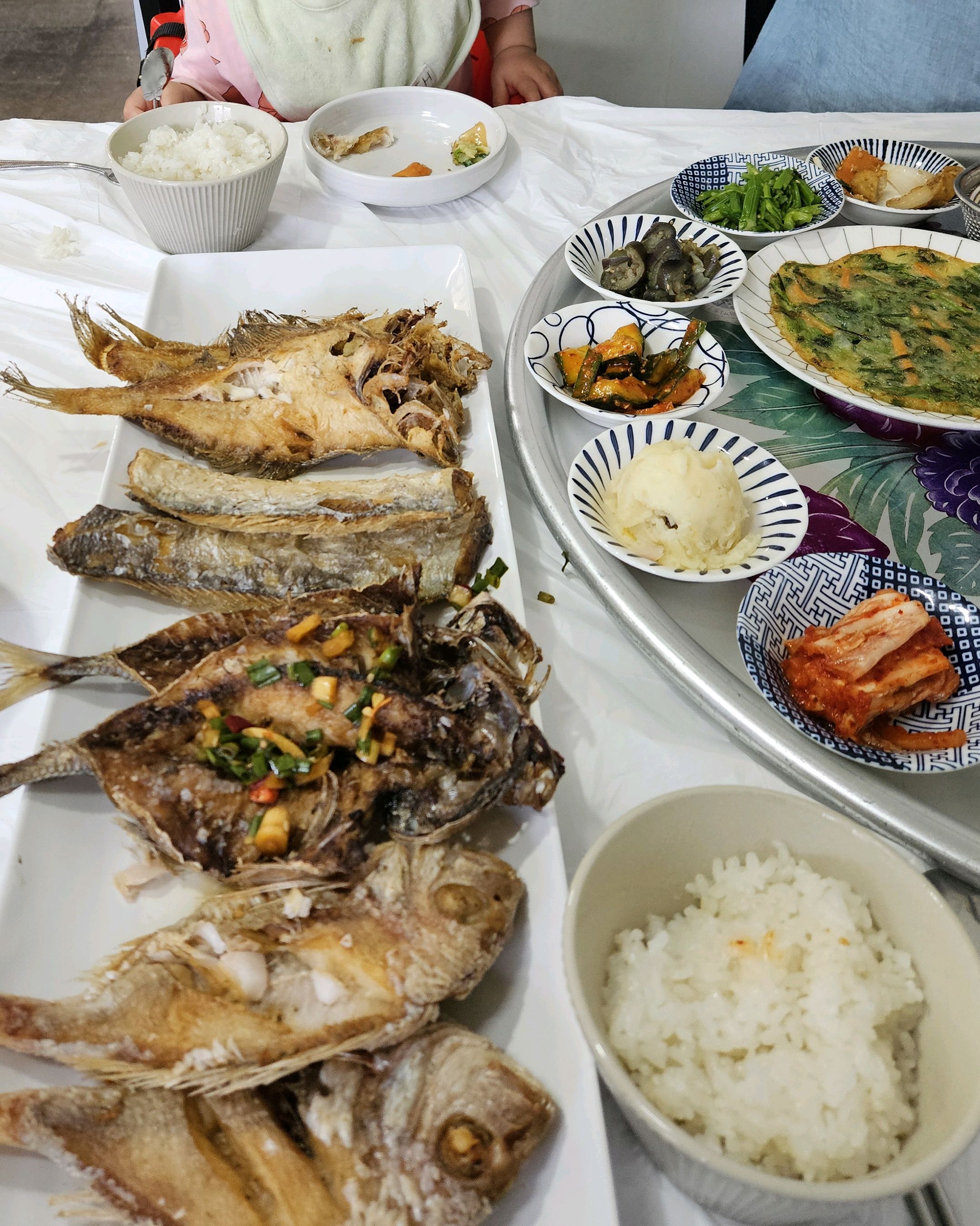 아기랑 오기 좋아요 맛있고 생선도 다양합니다 제육볶음도 줘서 아빠도 만족 - 제주 맛집 제주할망밥상 표선점